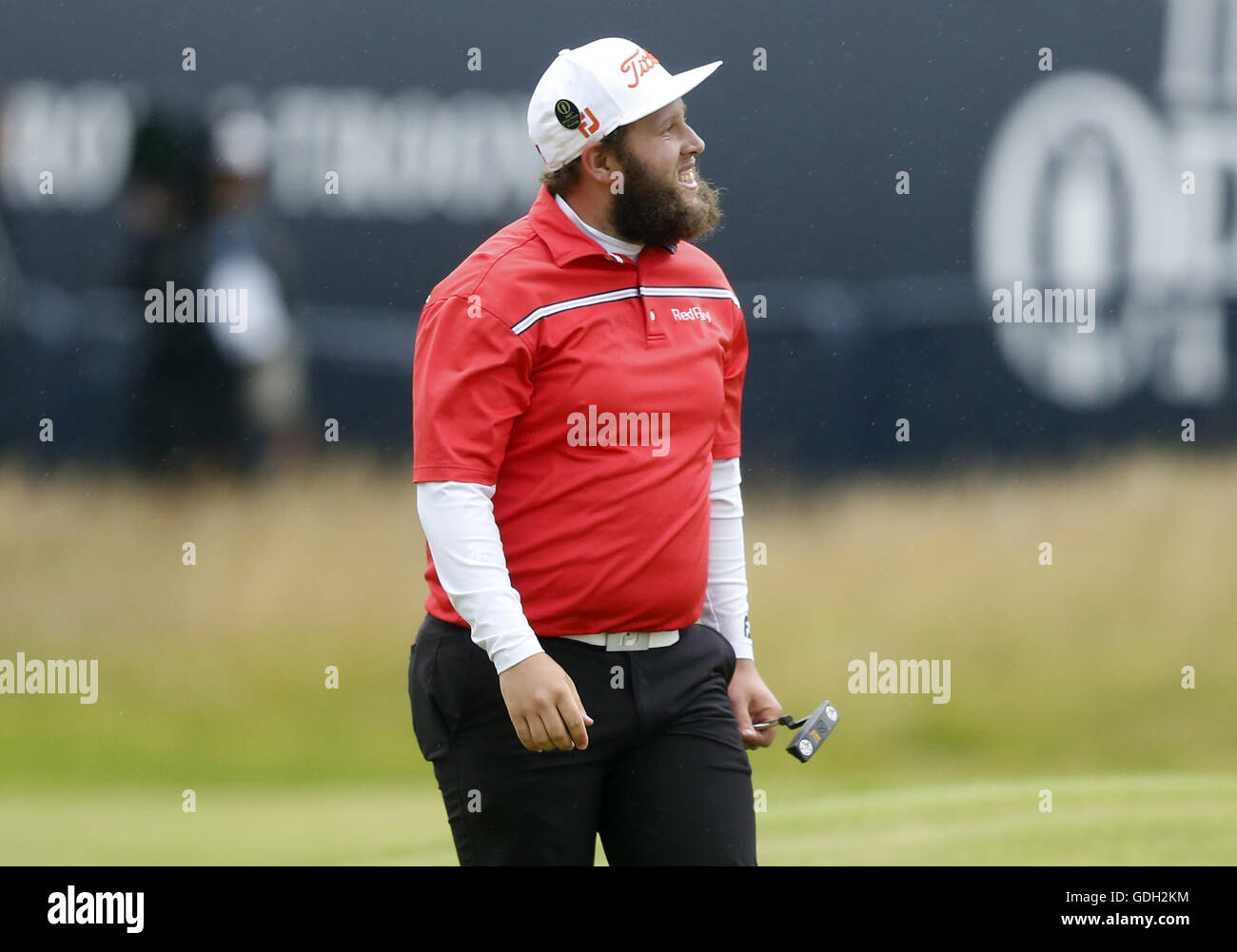 L'Angleterre Andrew Johnston sourire alors qu'il marche dans l'allée au 18e trou lors de la troisième journée de l'Open Championship 2016 au Royal Troon Golf Club, South Ayrshire. Banque D'Images