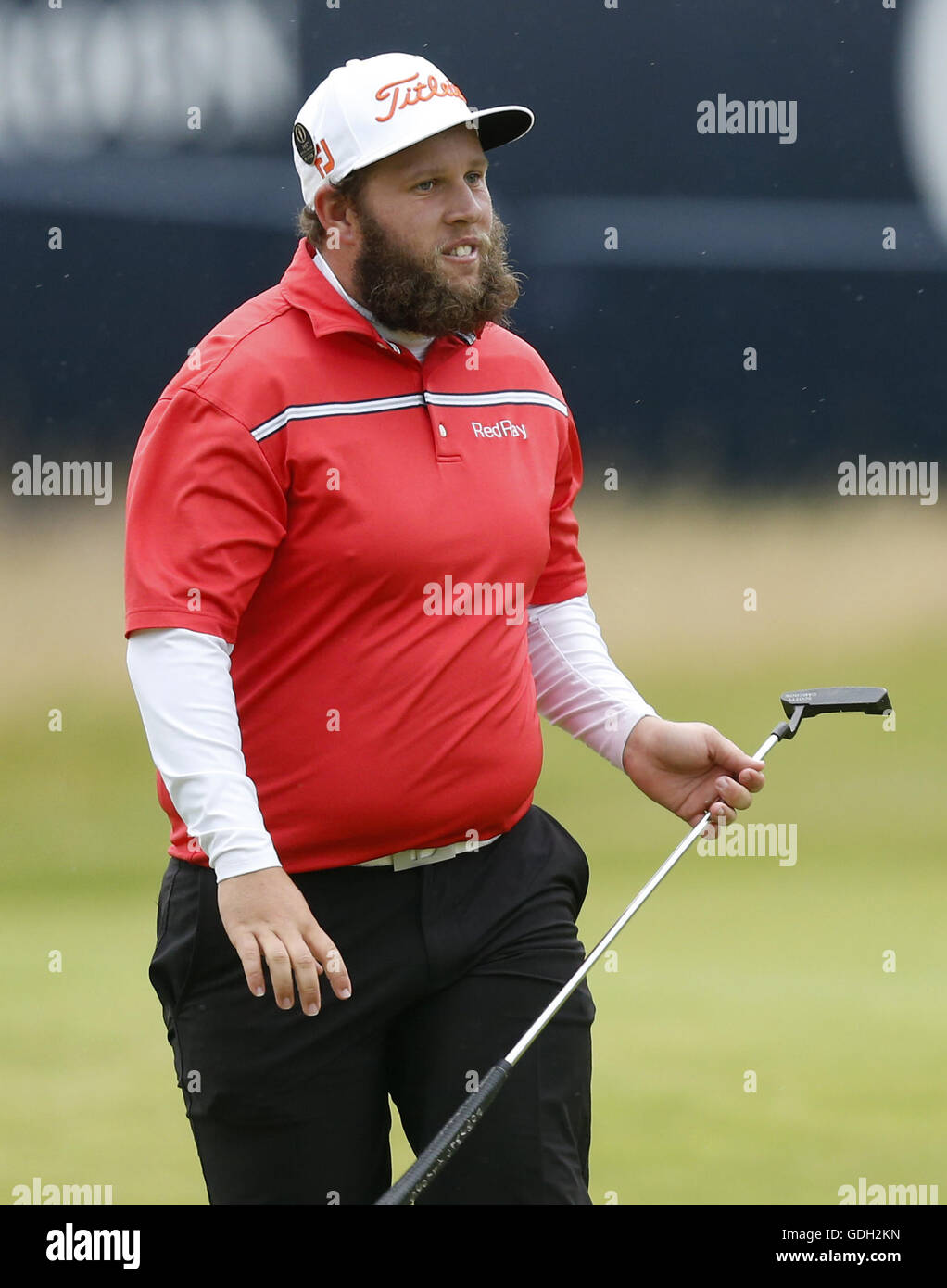 L'Angleterre Andrew Johnston sourire alors qu'il marche dans l'allée au 18e trou lors de la troisième journée de l'Open Championship 2016 au Royal Troon Golf Club, South Ayrshire. Banque D'Images