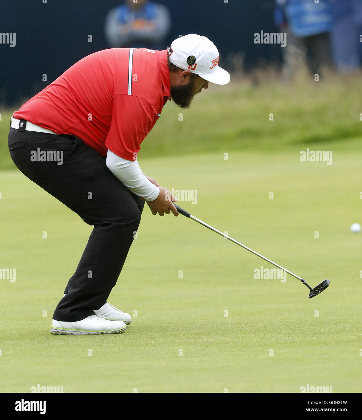 L'Angleterre Andrew Johnston regarde son mis sur le 18ème green au cours de la troisième journée de l'Open Championship 2016 au Royal Troon Golf Club, South Ayrshire. Banque D'Images