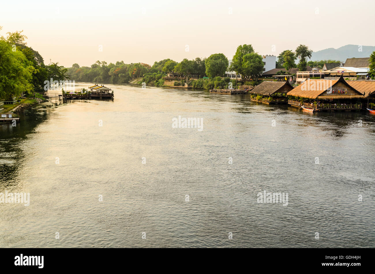 High angle view à partir de pont, le paysage magnifique de la rivière Kwai Yai au coucher du soleil et le mode de vie des gens sur le bord de l'eau en Kancha Banque D'Images