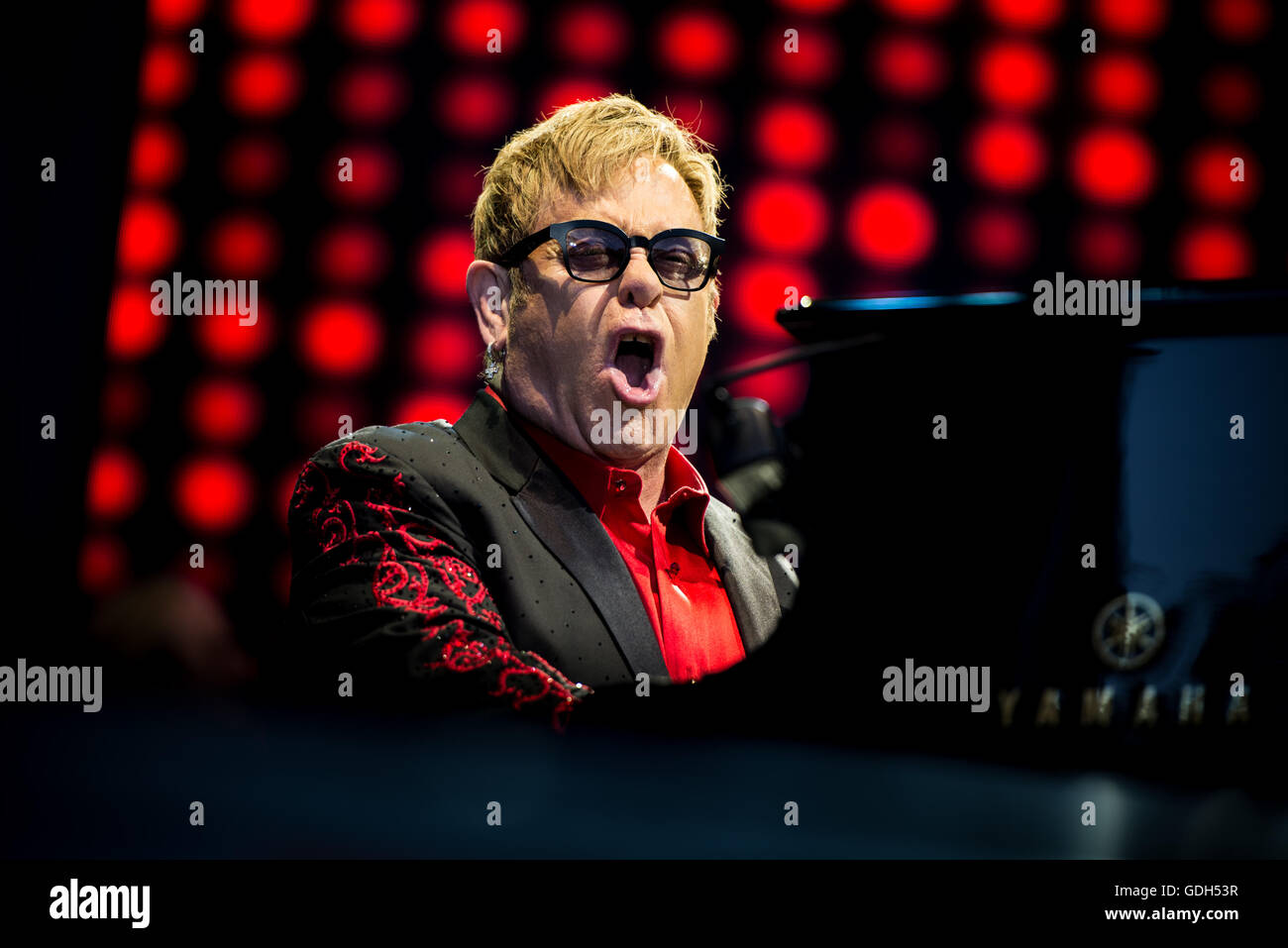 Barolo, Italie. 15 juillet, 2016. Elton John en live au Festival 2016 Collisioni à Barolo pour son "Merveilleux soirée de folie ?" concert. © Alessandro Bosio/Pacific Press/Alamy Live News Banque D'Images