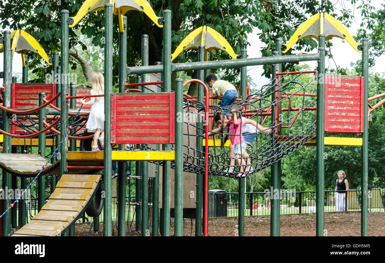 Les enfants jouent sur une escalade dans une aire de jeux pour enfants dans le parc Prospect. Banque D'Images