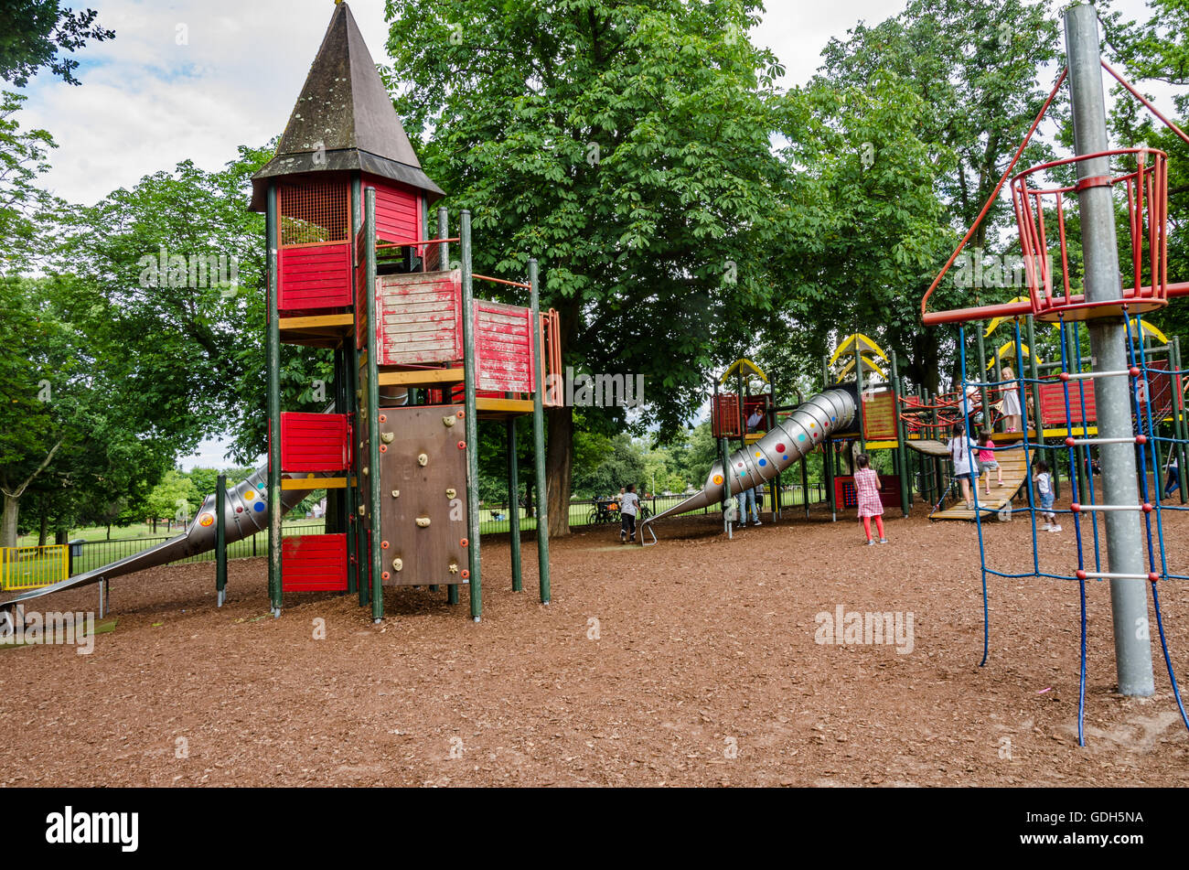 La recherche à travers l'aire de jeux pour enfants dans la région de Prospect Park, lecture. Banque D'Images