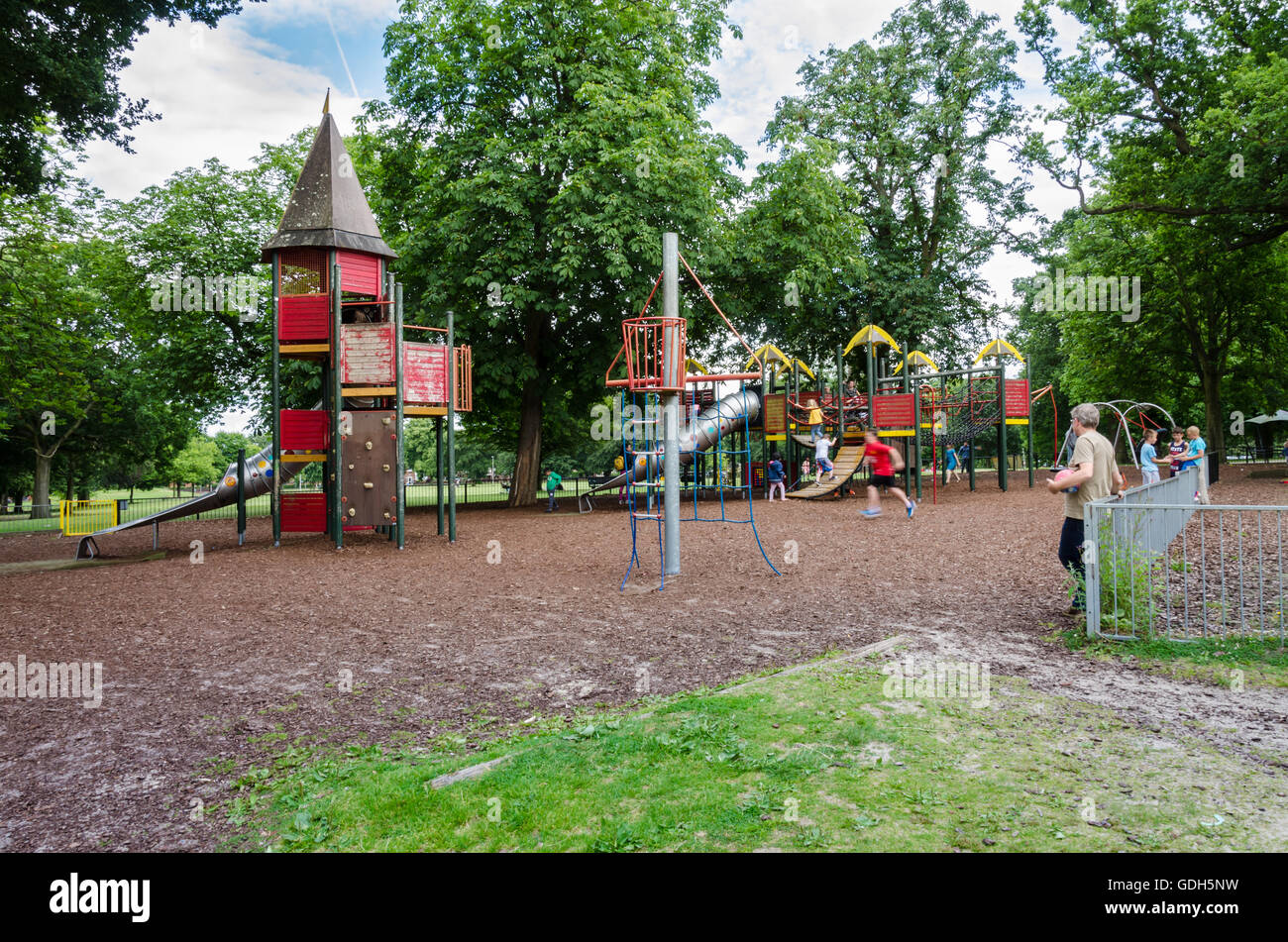 La recherche à travers l'aire de jeux pour enfants dans la région de Prospect Park, lecture. Banque D'Images