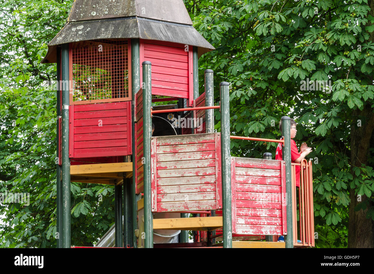 Une escalade dans une aire de jeux pour enfants dans la région de Prospect Park, lecture. Banque D'Images
