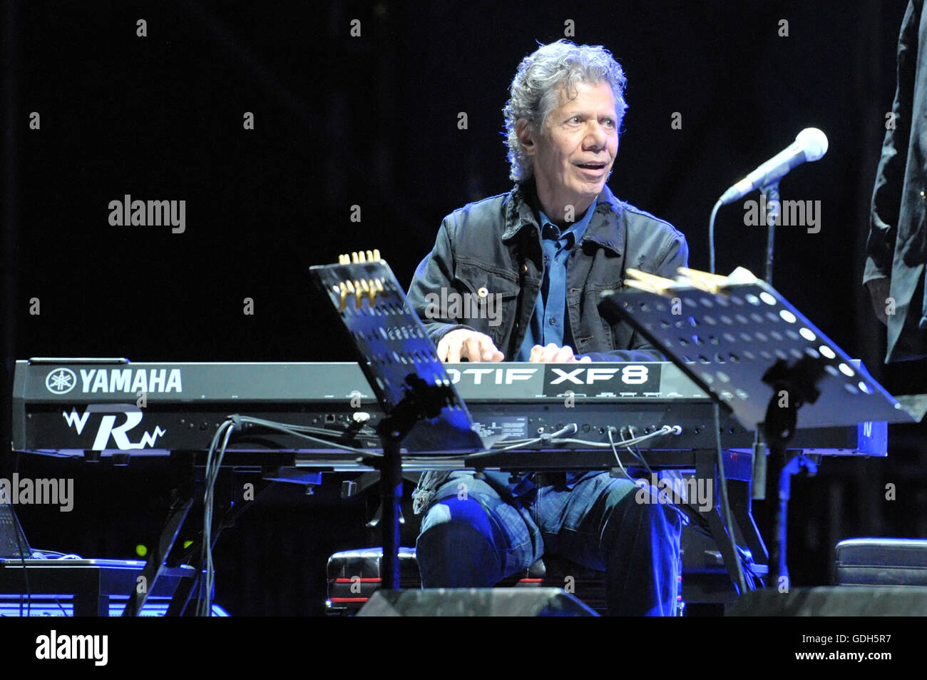 Chick Corea pendant le concert, il est un des géants du jazz, une véritable légende du piano et claviers, avec plus de 50 nominations aux prix Grammy, y compris 16 a gagné dans sa carrière, et une vaste production record. Et ce soir à 21 seront en concert à Naples, Arena Flegrea, pour un événement spécial avec un groupe formé par superstar Kenny Garrett, saxophone, Wallace Roney, trompette, Christian McBride, basse, Marcus Gilmore. L'événement est intitulé Chick Corea 75e anniversaire. Hommage au héros, parce que le jazz master sont arrivés 75 ans et voulait célébrer avec ce tournèee et un hommage Banque D'Images