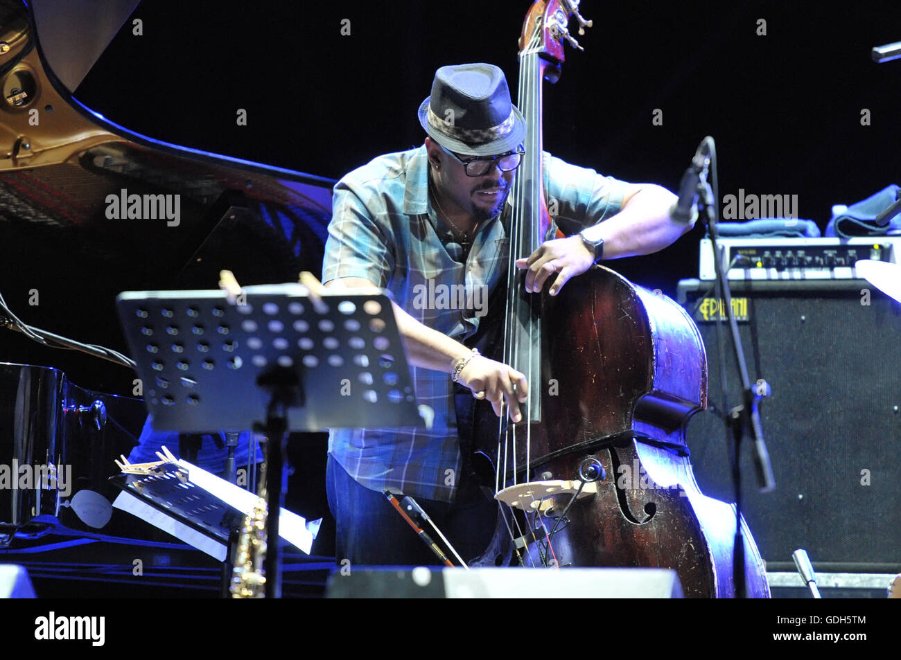 Chick Corea pendant le concert, il est un des géants du jazz, une véritable légende du piano et claviers, avec plus de 50 nominations aux prix Grammy, y compris 16 a gagné dans sa carrière, et une vaste production record. Et ce soir à 21 seront en concert à Naples, Arena Flegrea, pour un événement spécial avec un groupe formé par superstar Kenny Garrett, saxophone, Wallace Roney, trompette, Christian McBride, basse, Marcus Gilmore. L'événement est intitulé Chick Corea 75e anniversaire. Hommage au héros, parce que le jazz master sont arrivés 75 ans et voulait célébrer avec ce tournèee et un hommage Banque D'Images