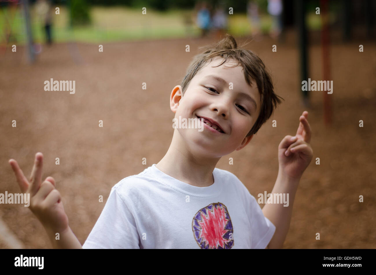 Un jeune garçon pose pour un portrait dans le parc. Banque D'Images