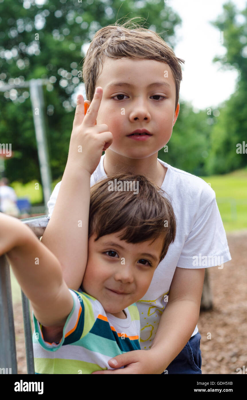 Un couple de jeunes frères posent ensemble pour un portrait dans le parc. Banque D'Images