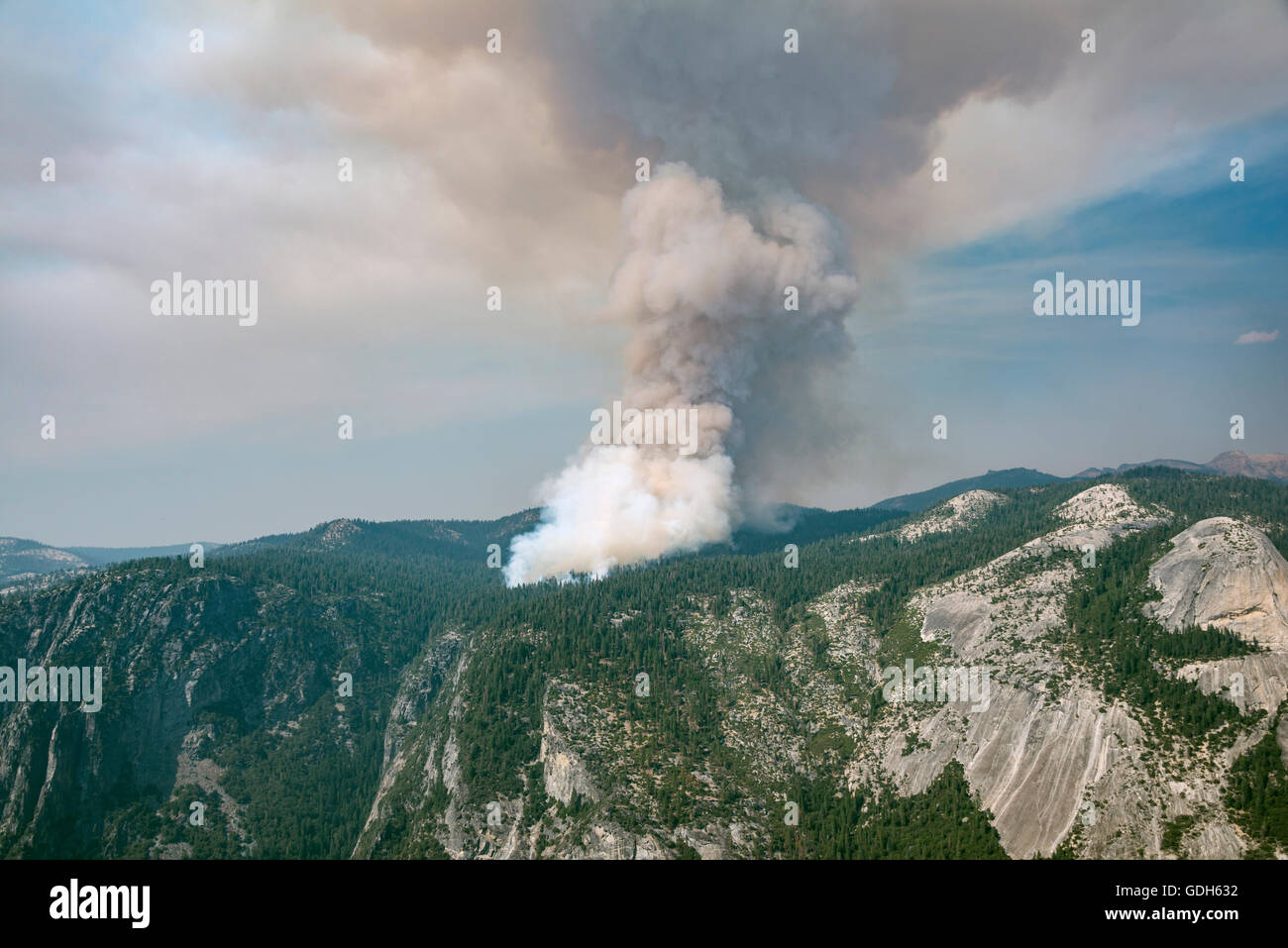 Nuage de fumée d'un incendie de forêt, Yosemite National Park, California, USA Banque D'Images