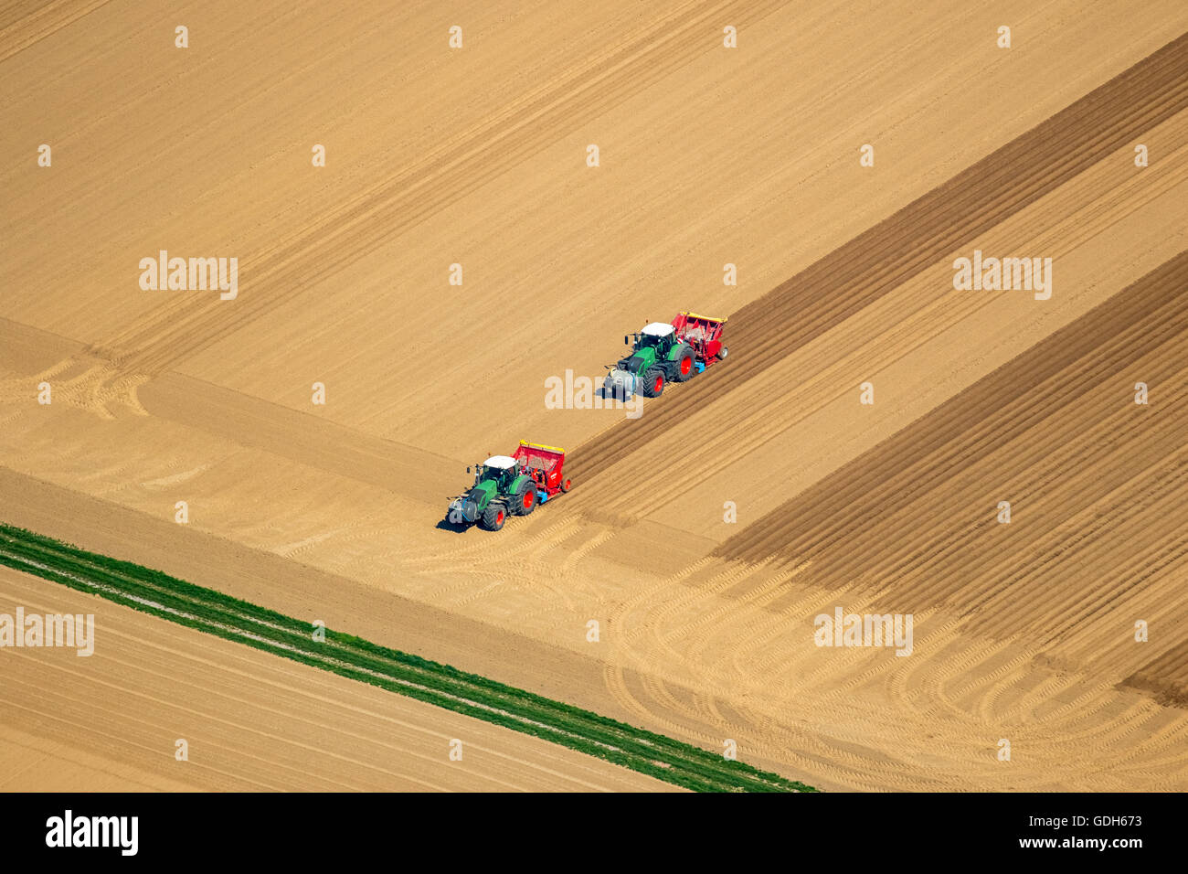 Vue aérienne, tracteurs dans un champ, de terres arables, le hersage, l'ensemencement et Linnich, Bas-rhin, Rhénanie du Nord-Westphalie, Allemagne Banque D'Images