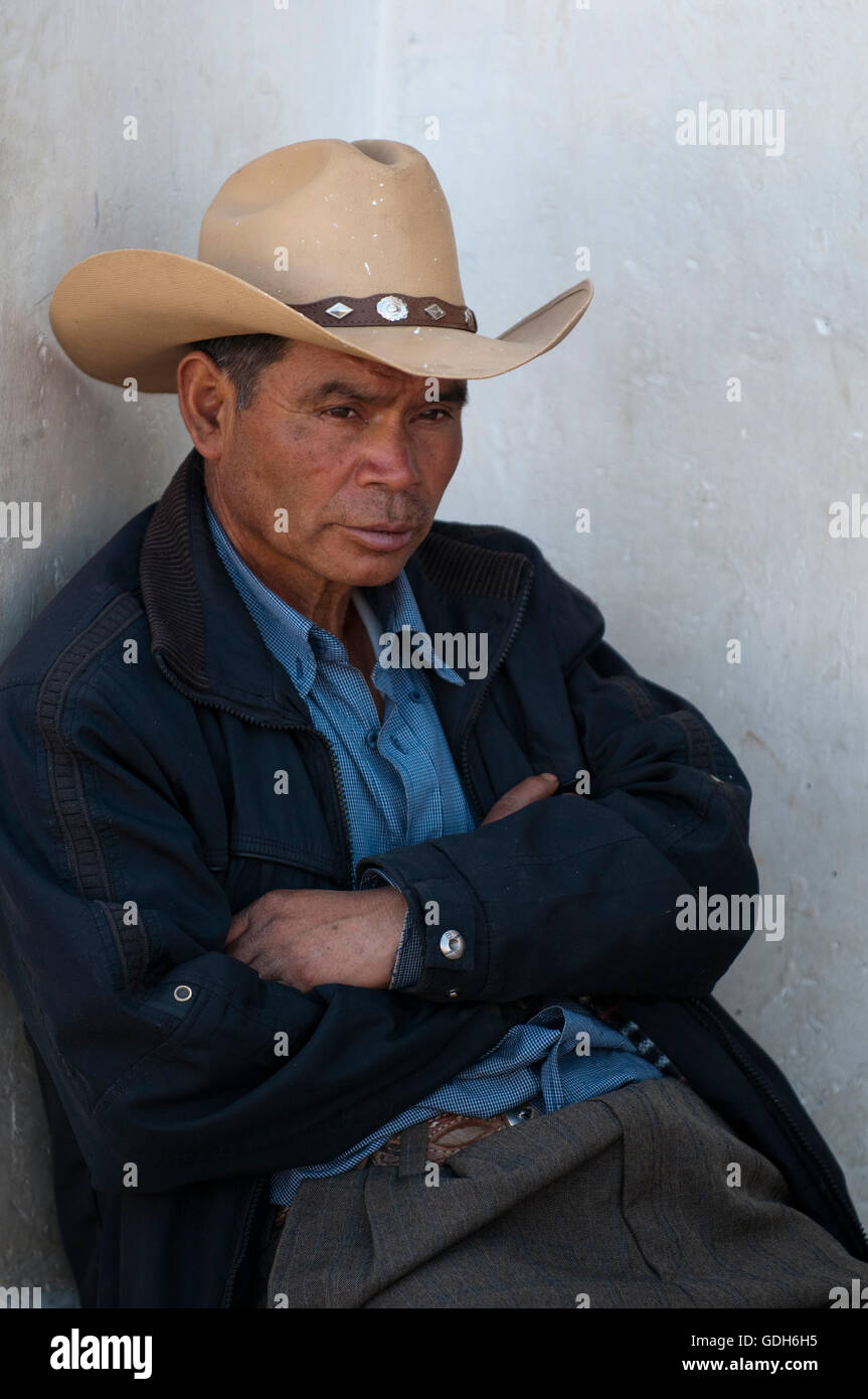 Man wearing hat, les bras croisés, San Francisco El Alto, au Guatemala, en Amérique centrale Banque D'Images