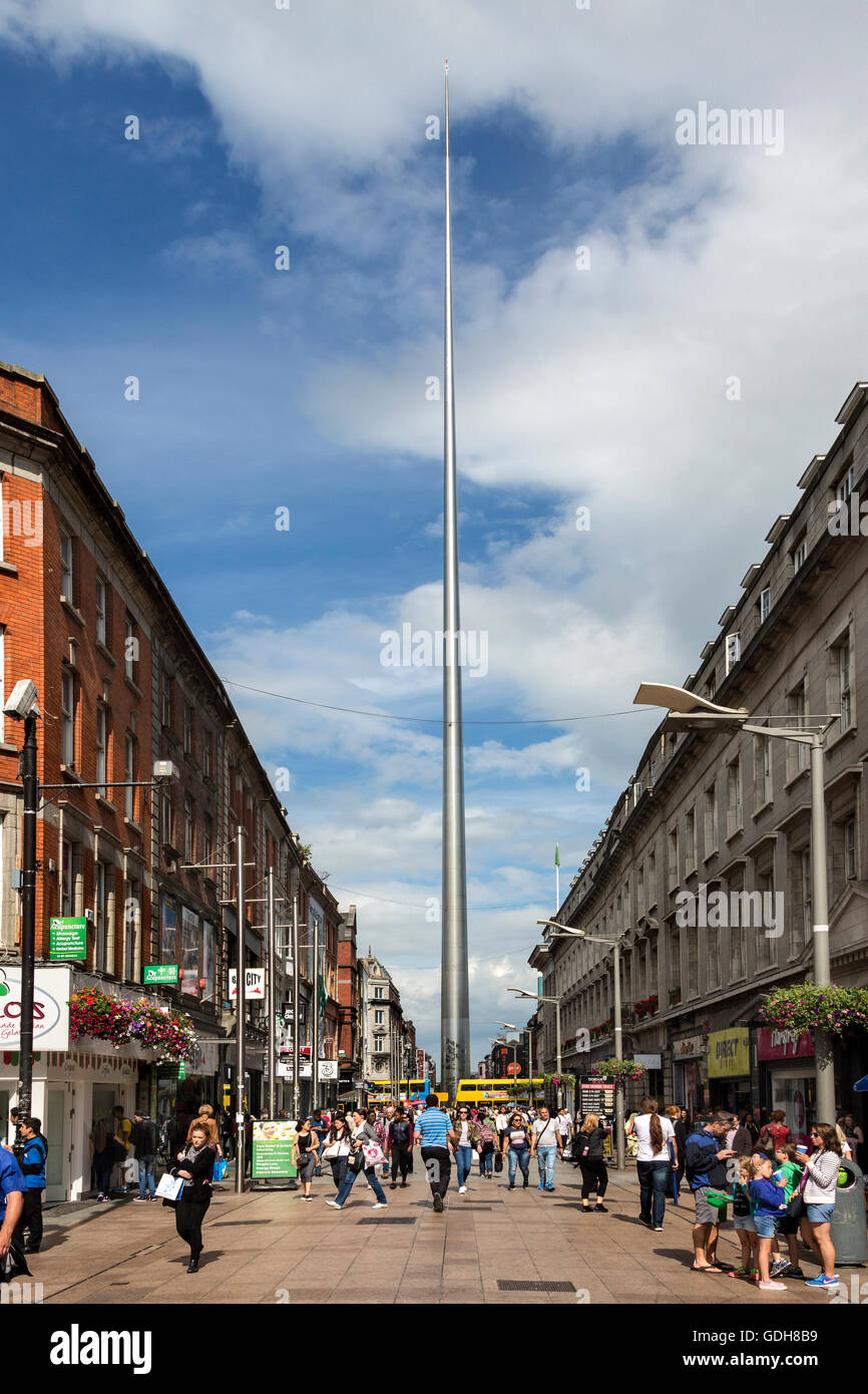 Le Spire de Dublin, ou le Monument de la lumière, est un grand monument en acier inoxydable, 121,2 mètres (398 pieds) de hauteur. Banque D'Images