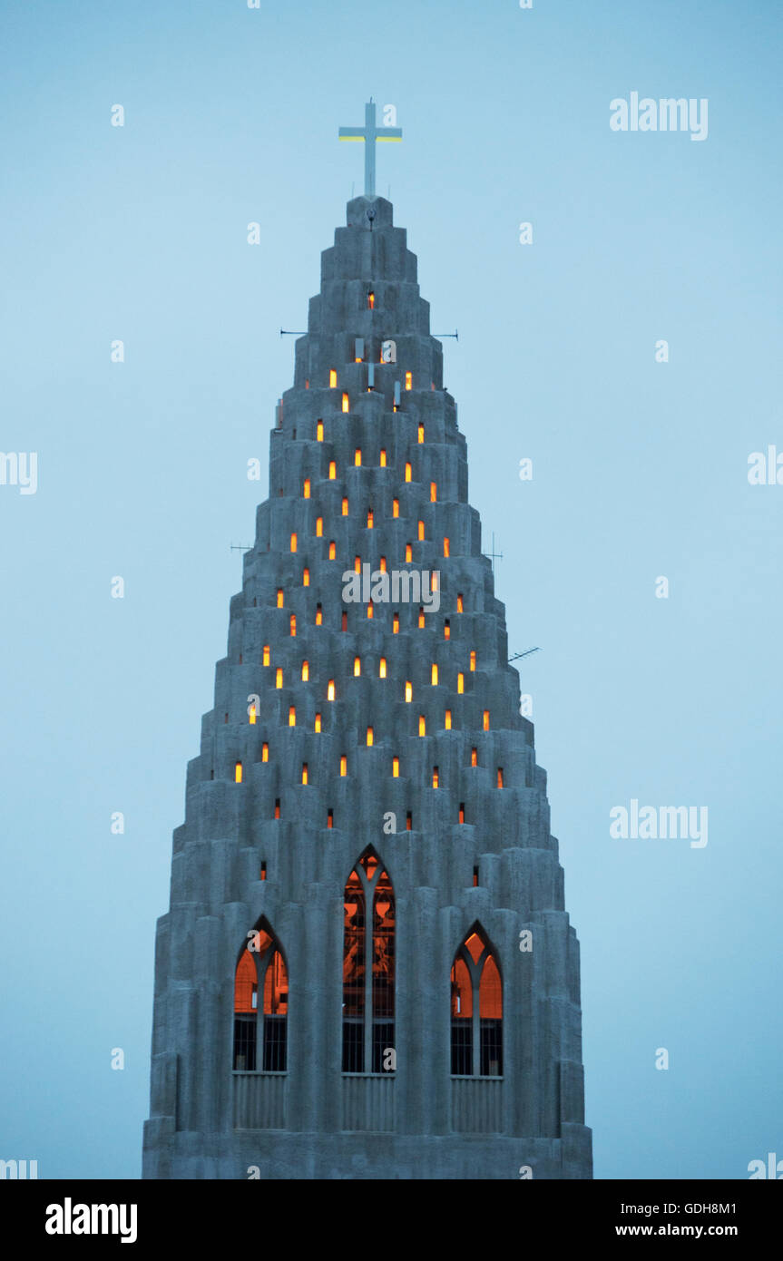 Reykjavik : vue de l'église Hallgrimskirkja, Luteran de Hallgrimur est le symbole de Reykjavik Banque D'Images