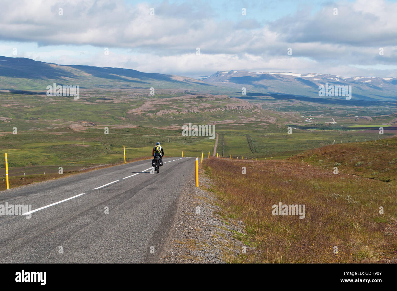 L'Islande, le nord de l'Europe : un cycliste sur la Route 1, le célèbre Ring Road, 1332 kilomètres d'une route nationale qui fait le tour de l'Islande Banque D'Images