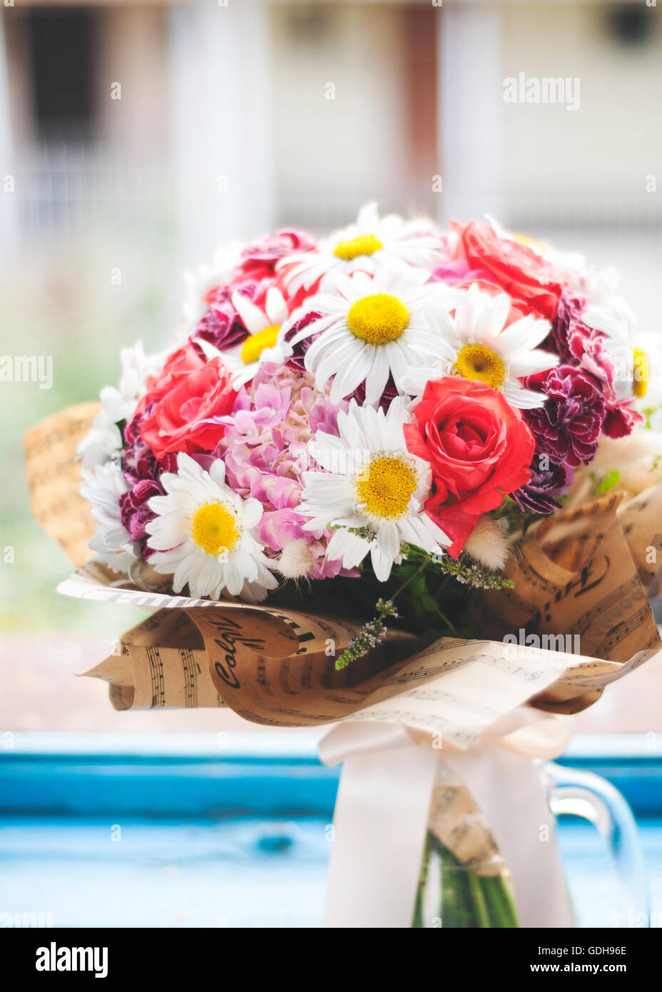 Bouquet coloré à la fenêtre. Libre Banque D'Images