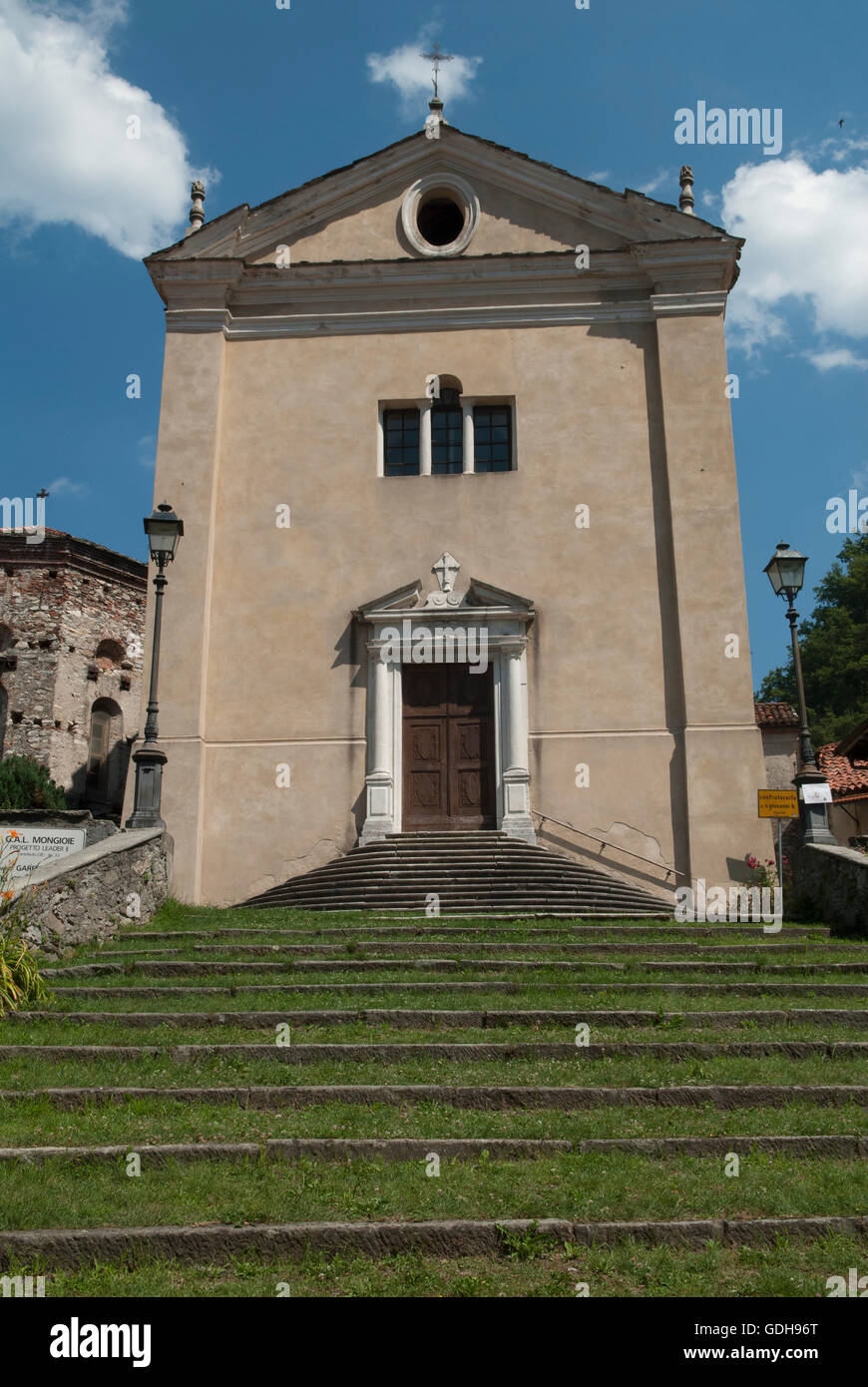 Garessio Italie, l'église de San Giovanni, les étapes qui y mènent. Région du Piémont Italie années 2016 2010 HOMER SYKES Banque D'Images