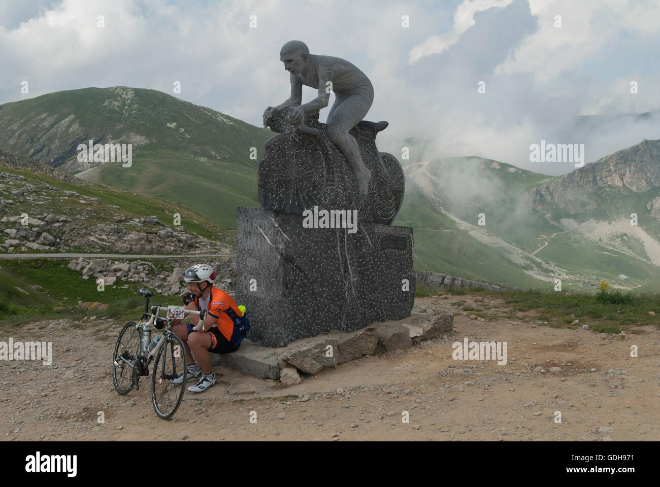 Colle Fauniera 'Alpes Cottian' Italie. La sculpture montre 'marco Pantani' un cycliste italien de course automobile 2016 2010 HOMER SYKES Banque D'Images