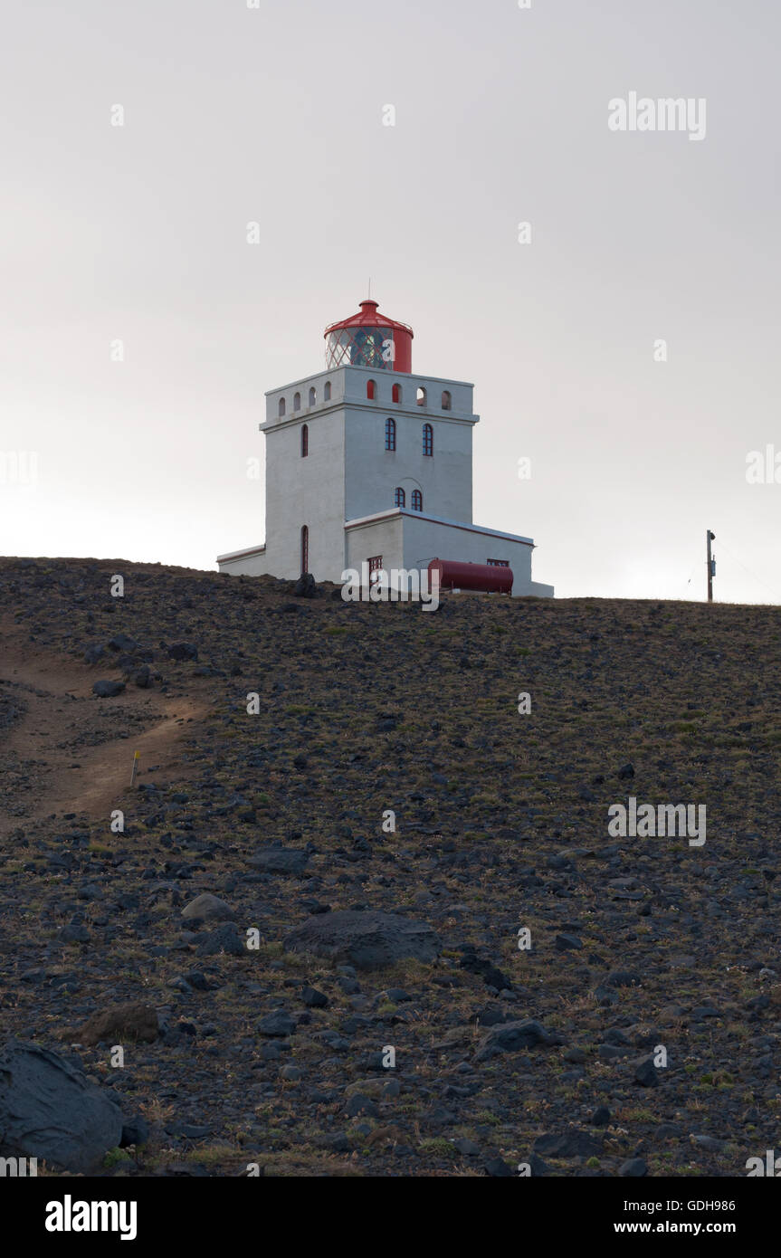 Islande : le phare Dyrholaey, Dyrholaeyjarviti en islandais, a été construit en 1927 près du village de Vik i Myrdal Banque D'Images