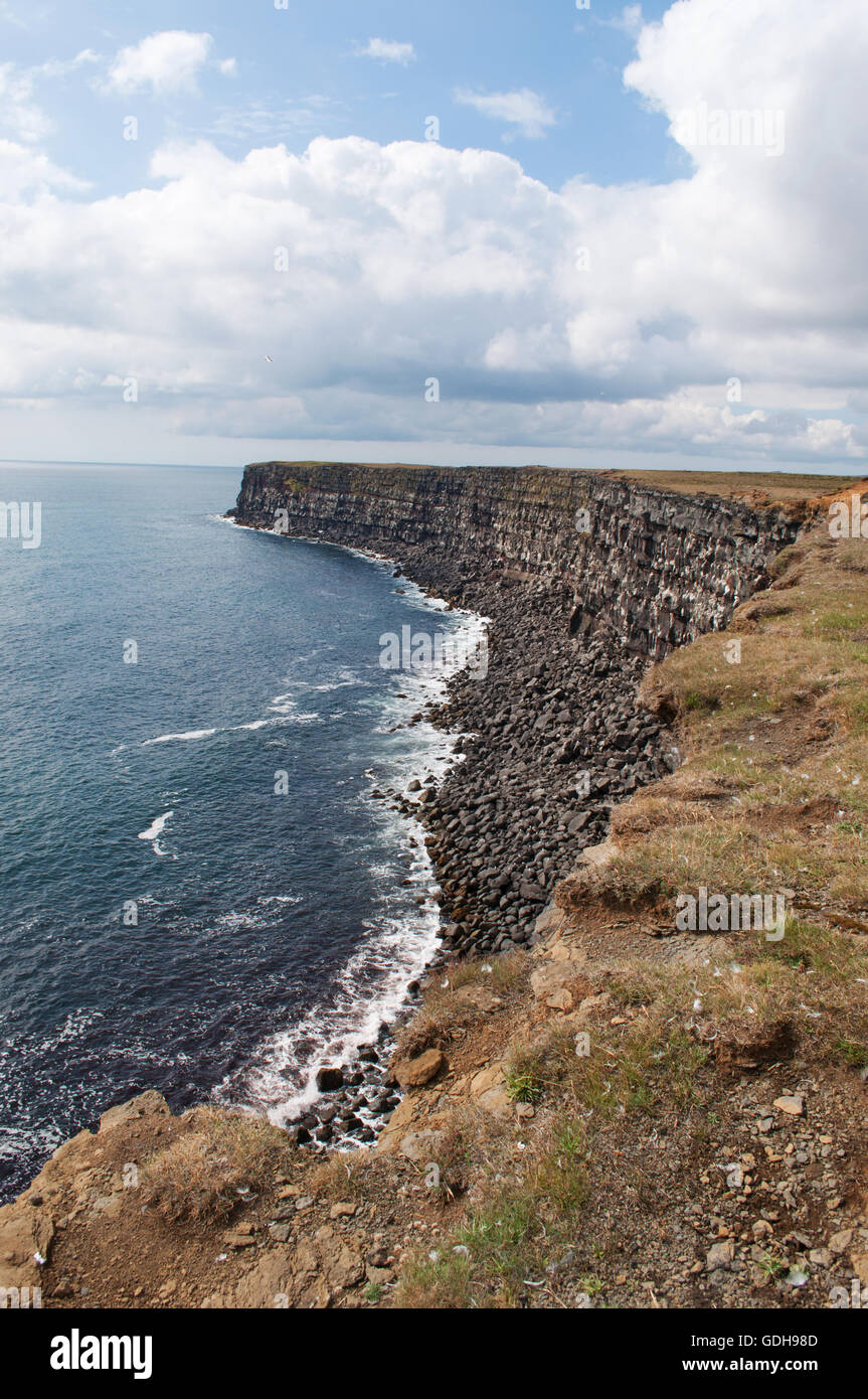Islande : les rochers et le sable noir de Krysuvikurberg falaises, dans la zone géothermique de Krysuvik Banque D'Images