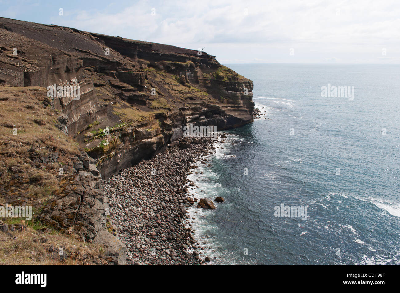 Islande : les rochers et le sable noir de Krysuvikurberg falaises, dans la zone géothermique de Krysuvik Banque D'Images