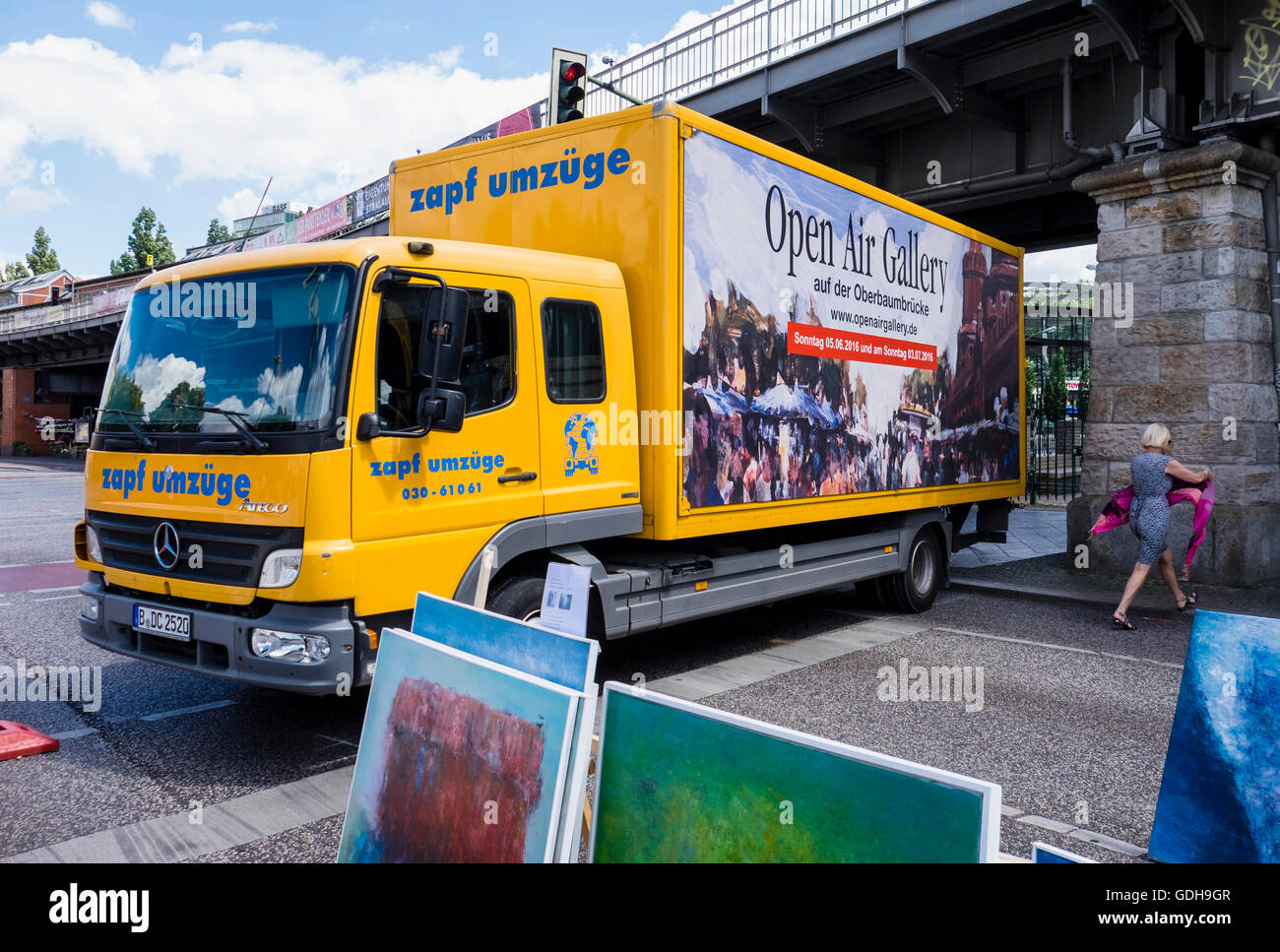 Open Air Galerie véhicule bloque la rue pour l'Oberbaumbrücke exposition annuelle en plein air sur le pont historique Banque D'Images