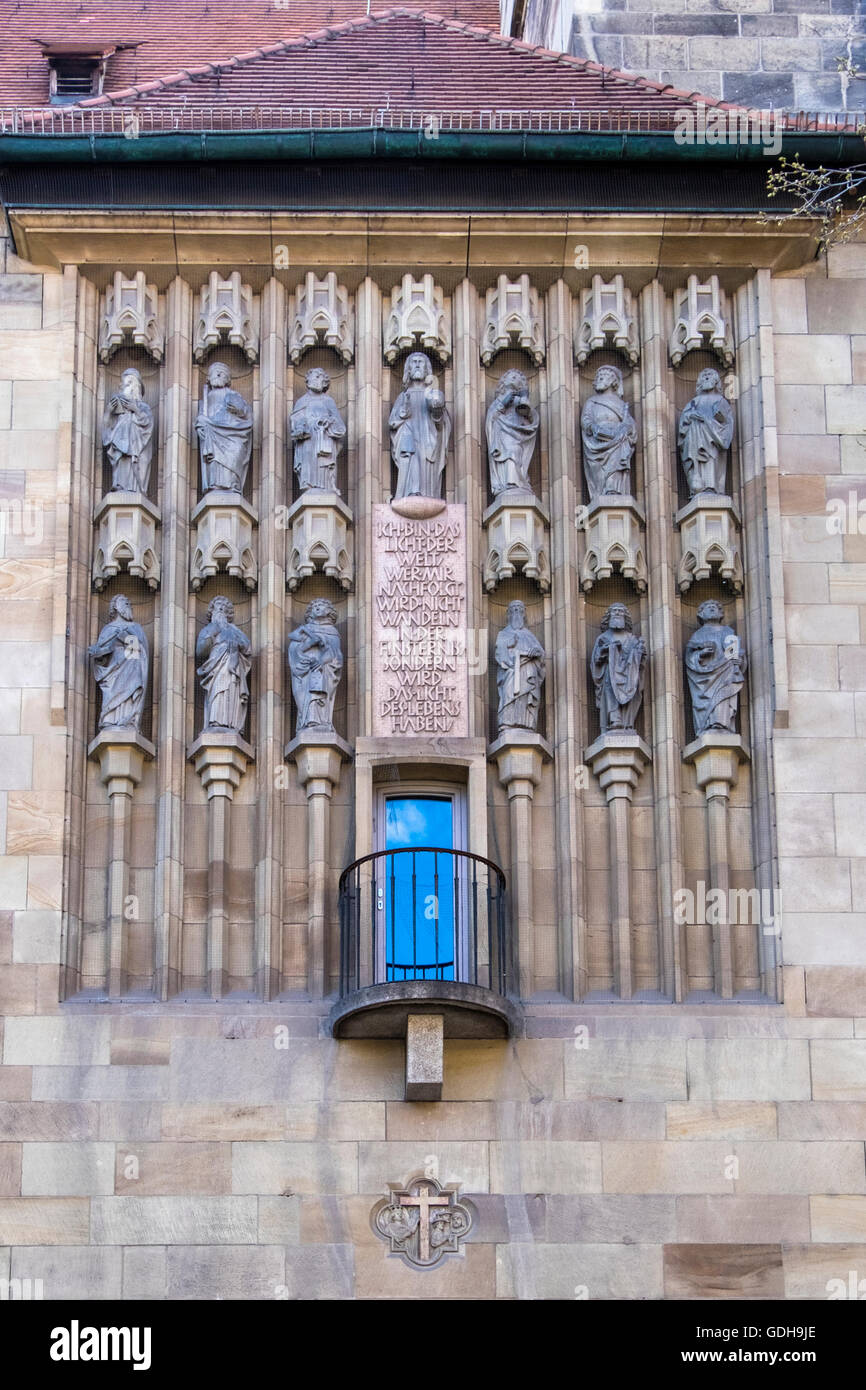 Marstall collégiale de Stuttgart, bâtiment extérieur sculptural détail. Sculpture de Jésus le Christ et les douze apôtres Banque D'Images