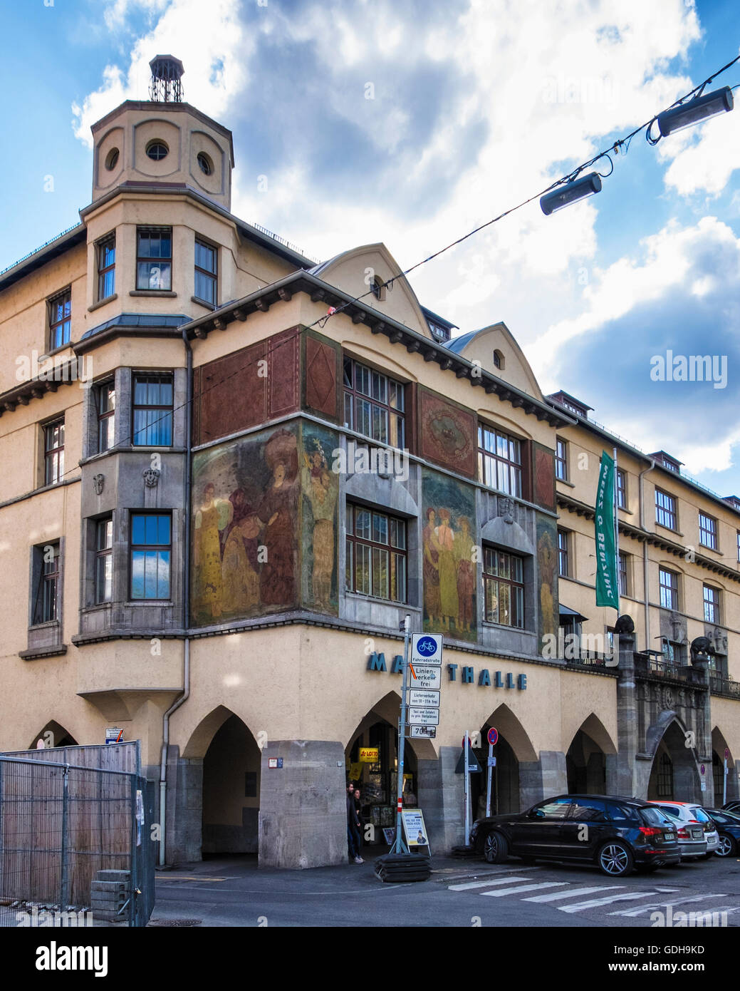 Stuttgart, vieux marché extérieur markthalle et façade de bâtiment historique avec des gables, tour & art mural peint Banque D'Images