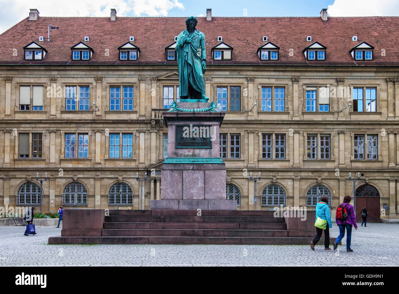 Friedrich Schiller statue commémorative de bronze et reconstruction de l'ancien bâtiment historique de Schillerplatz, Stuttgart, Allemagne Banque D'Images