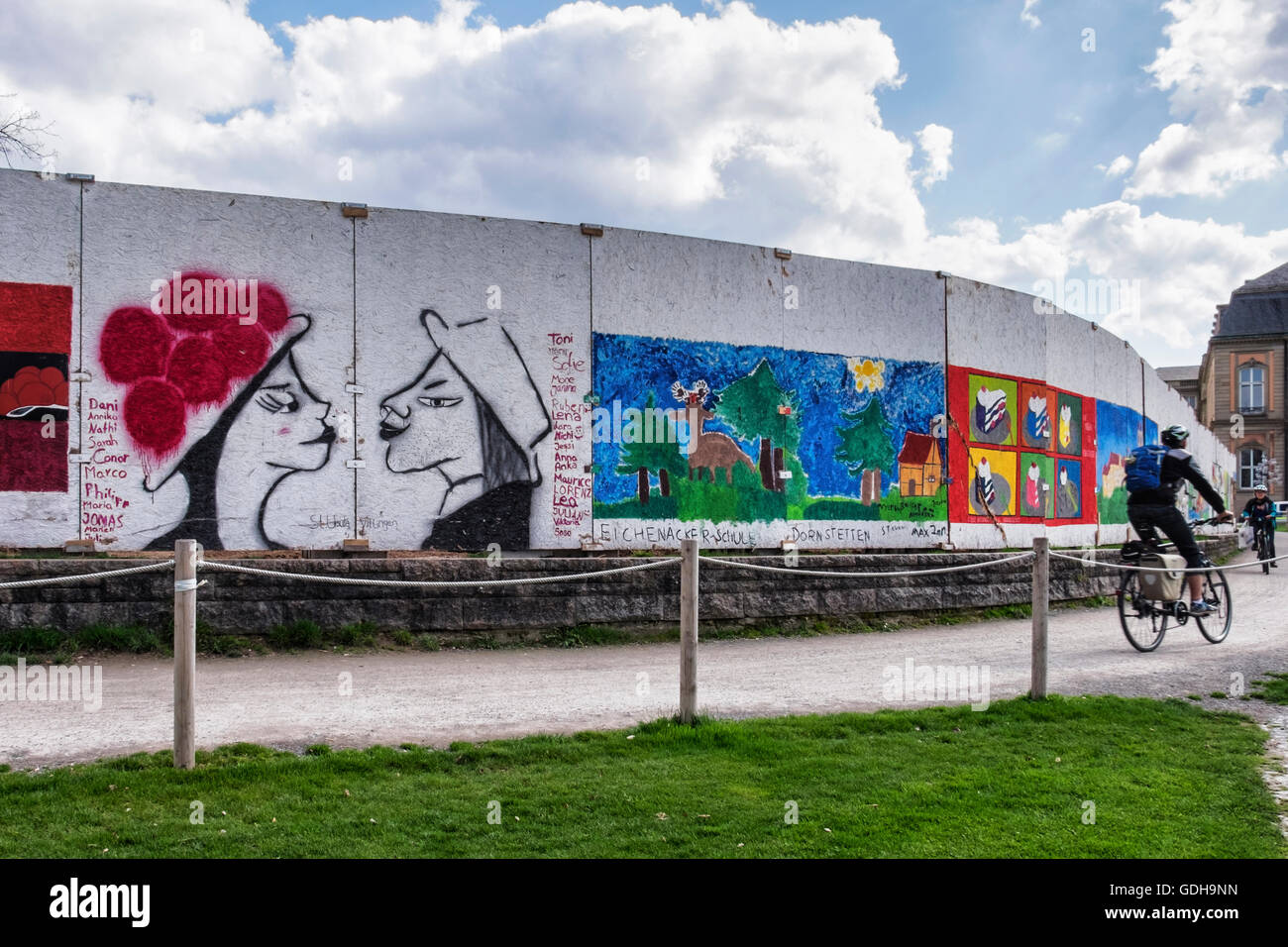 Stuttgart Allemagne. L'École d'art des enfants sur le panneau publicitaire autour de chantier Banque D'Images