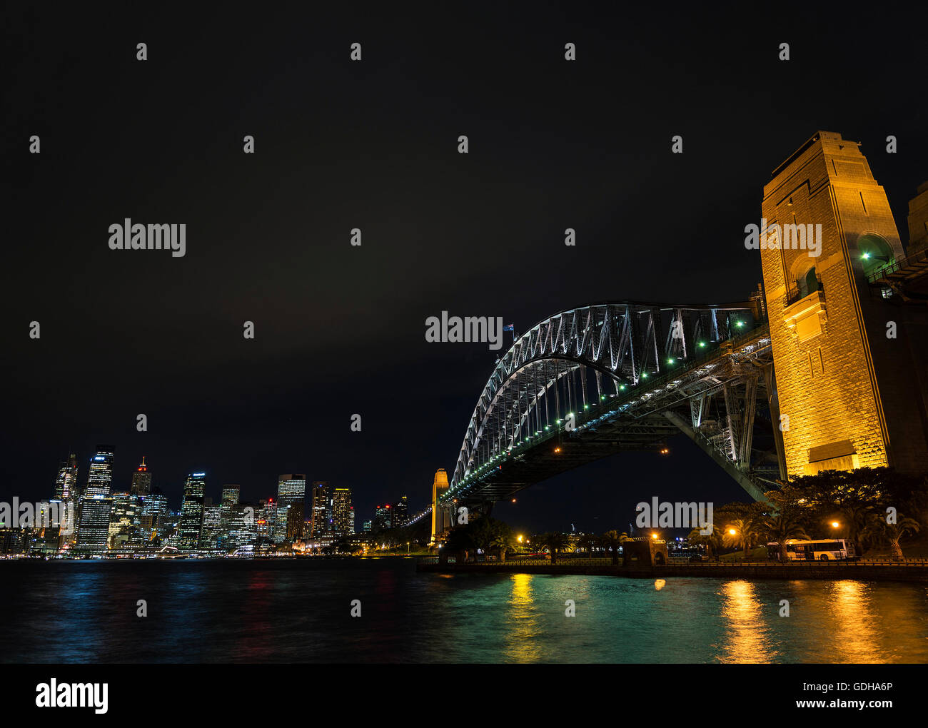 Célèbre pont de Sydney CBD et repères d'horizon en Australie dans la nuit Banque D'Images