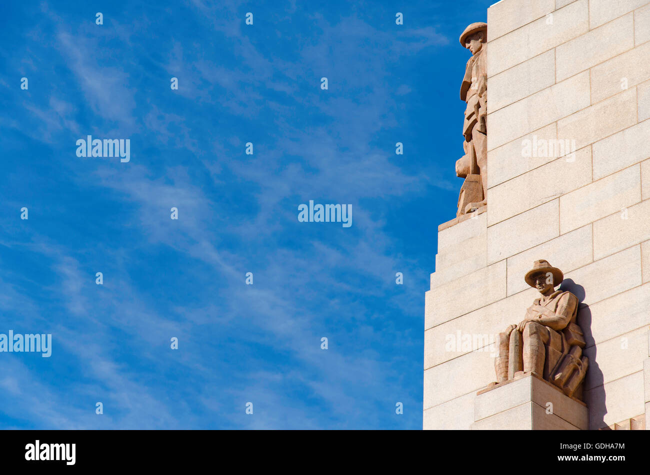 Les statues en granit sculpté sont hautes à Hyde Park, Sydney, Australie, au sommet du mémorial de l'ANZAC commémorant la première Guerre mondiale Banque D'Images