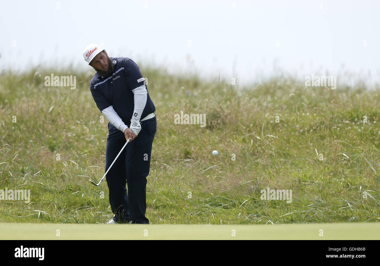 L'Angleterre Andrew Johnston plaquettes sur la deuxième journée verte pendant quatre de l'Open Championship 2016 au Royal Troon Golf Club, South Ayrshire. Banque D'Images