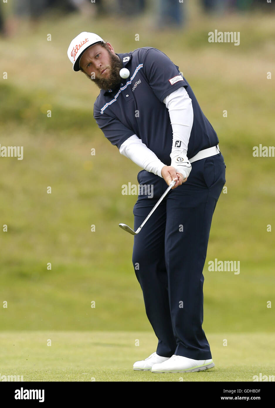L'Angleterre Andrew Johnston plaquettes sur la quatrième journée verte pendant quatre de l'Open Championship 2016 au Royal Troon Golf Club, South Ayrshire. Banque D'Images