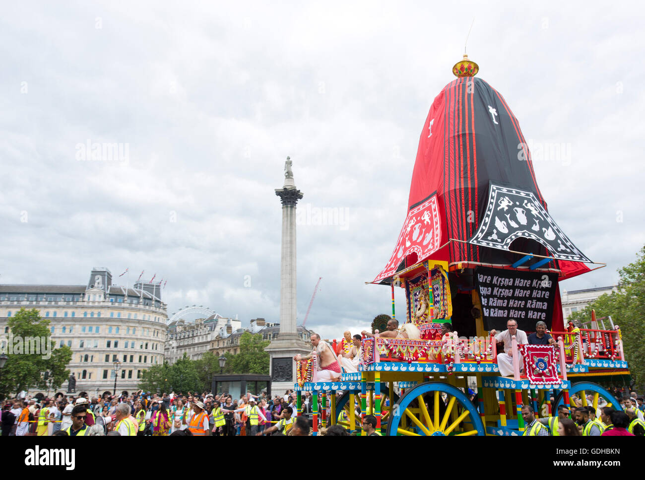 Un char colorés se retrouvent dans Trafalgar Square, dans le centre de Londres, pour célébrer le 50e anniversaire de l'Association internationale pour la conscience de Krishna (ISKCON) lors de Ratha-Yatra, festival de chars dans le calendrier hindou. Banque D'Images