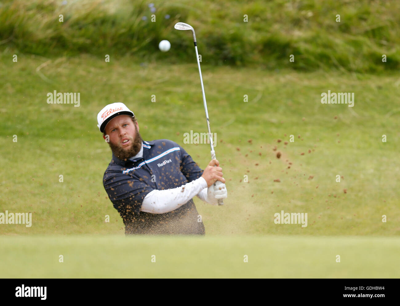 L'Angleterre Andrew Johnston plaquettes hors d'un bunker sur le 8ème jour pendant quatre de l'Open Championship 2016 au Royal Troon Golf Club, South Ayrshire. Banque D'Images