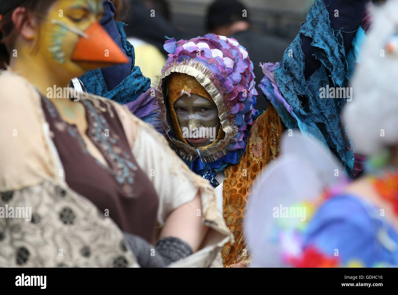 Les participants au cours de l'Edinburgh Jazz & Blues Festival Parade 2016 comme il fait son chemin le long de Princes Street à Édimbourg, sur le monticule à l'extrémité ouest de Princes Street. Banque D'Images