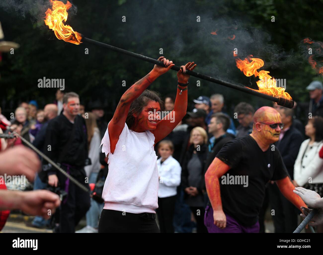 Les participants au cours de l'Edinburgh Jazz & Blues Festival Parade 2016 comme il fait son chemin le long de Princes Street à Édimbourg, sur le monticule à l'extrémité ouest de Princes Street. Banque D'Images