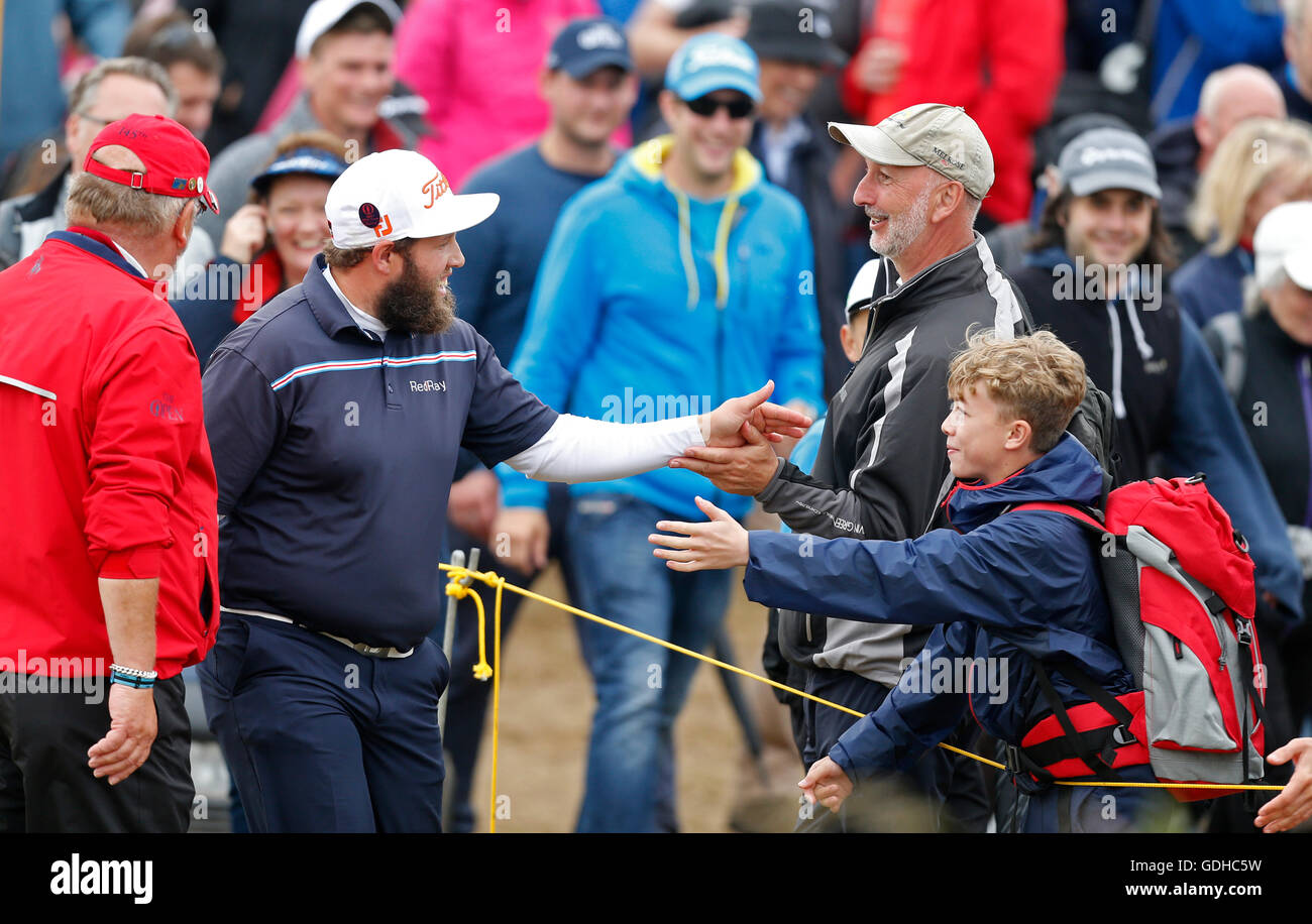 L'Angleterre Andrew Johnston high 5 fans pendant qu'il marche à la pièce en t au cours de la quatrième journée du championnat ouvert 2016 de Royal Troon Golf Club, South Ayrshire. Banque D'Images
