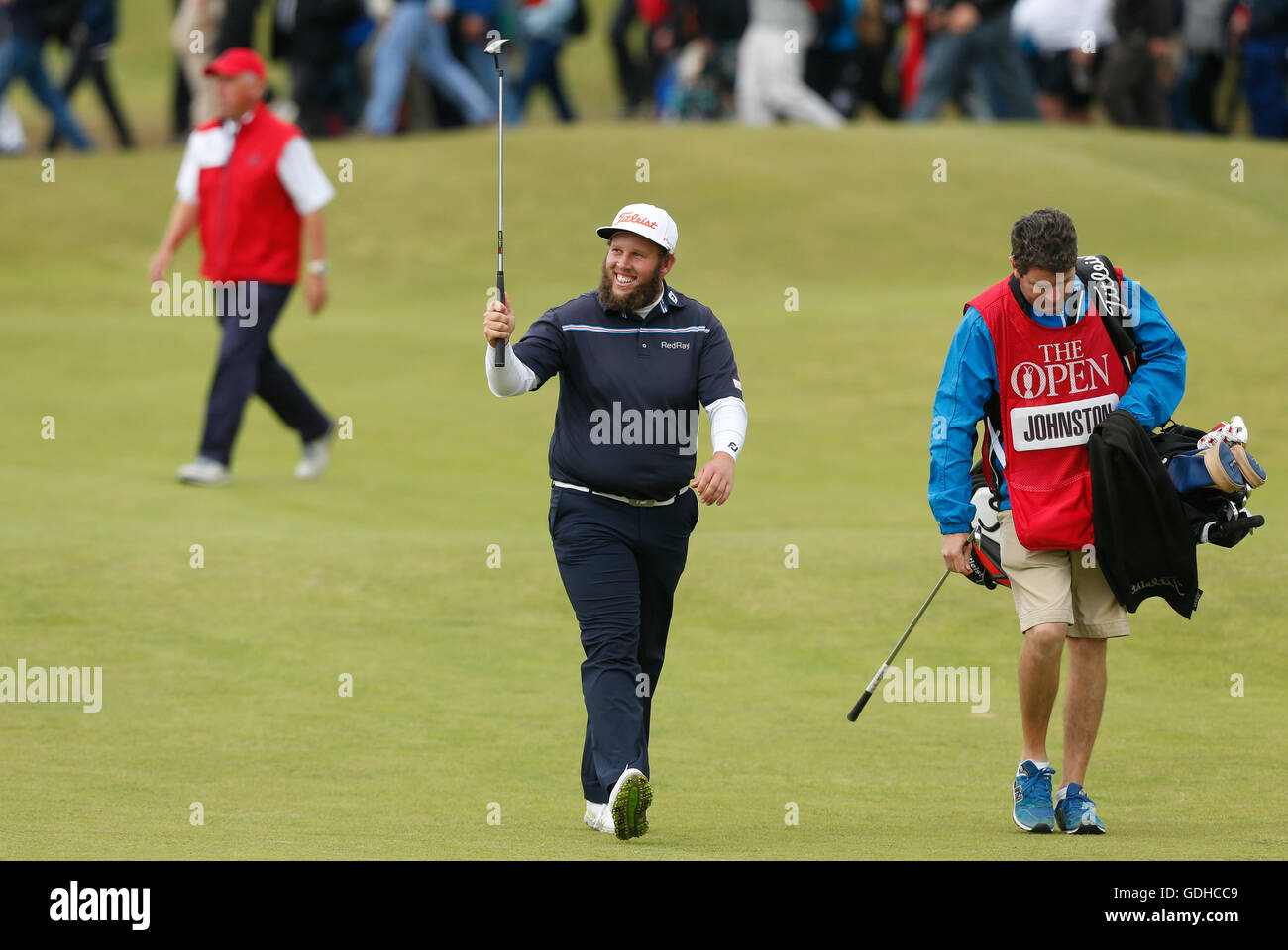 L'Angleterre Andrew Johnston reconnaît la foule comme il marche dans l'allée lors de la quatrième journée du championnat ouvert 2016 de Royal Troon Golf Club, South Ayrshire. Banque D'Images