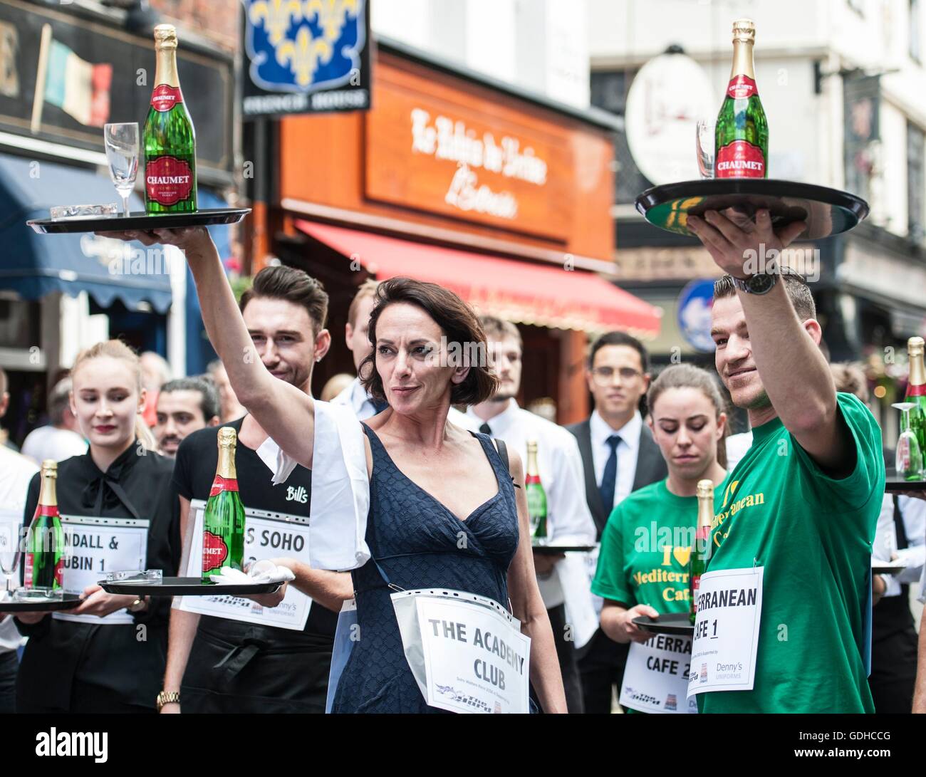 Personnel de prendre part à la course 2016 Serveurs Soho dans les rues de Soho à Londres. Banque D'Images