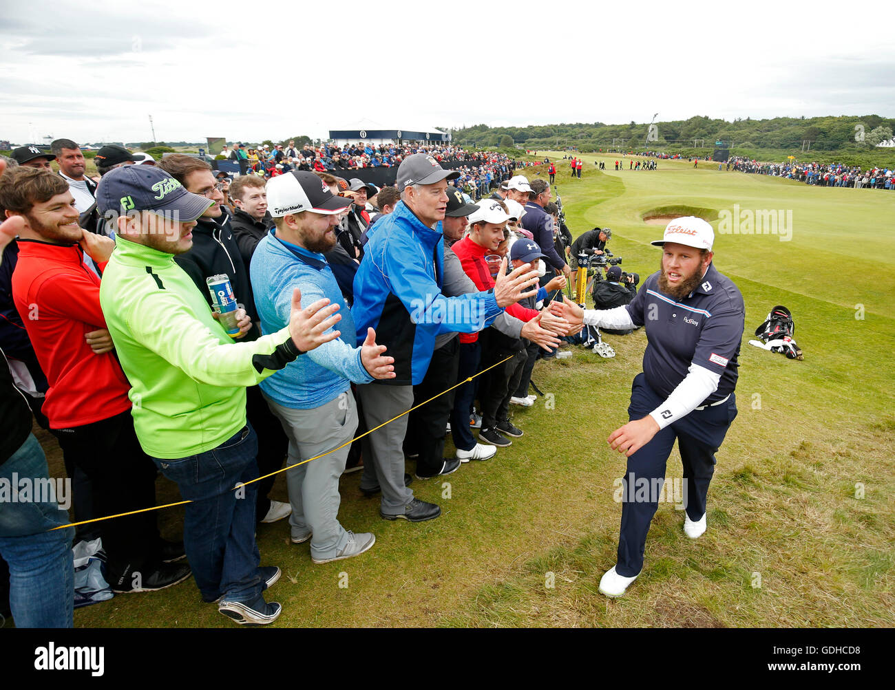 L'Angleterre Andrew Johnston high 5 membres du public sur la façon de la 13e journée lors de quatre de l'Open Championship 2016 au Royal Troon Golf Club, South Ayrshire. Banque D'Images
