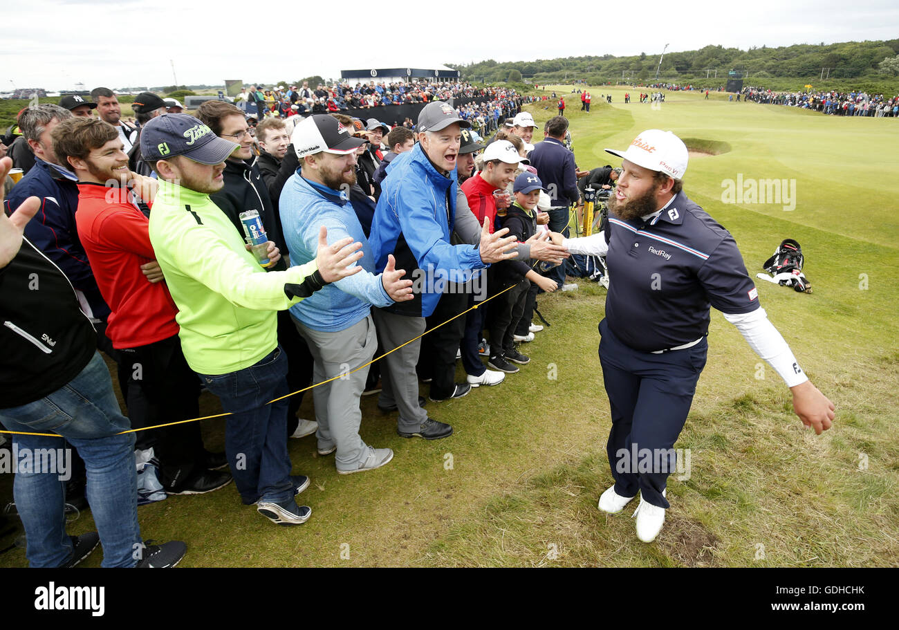 L'Angleterre Andrew Johnston high 5 membres du public sur la façon de le 13e trou lors de la quatrième journée du championnat ouvert 2016 de Royal Troon Golf Club, South Ayrshire. Banque D'Images