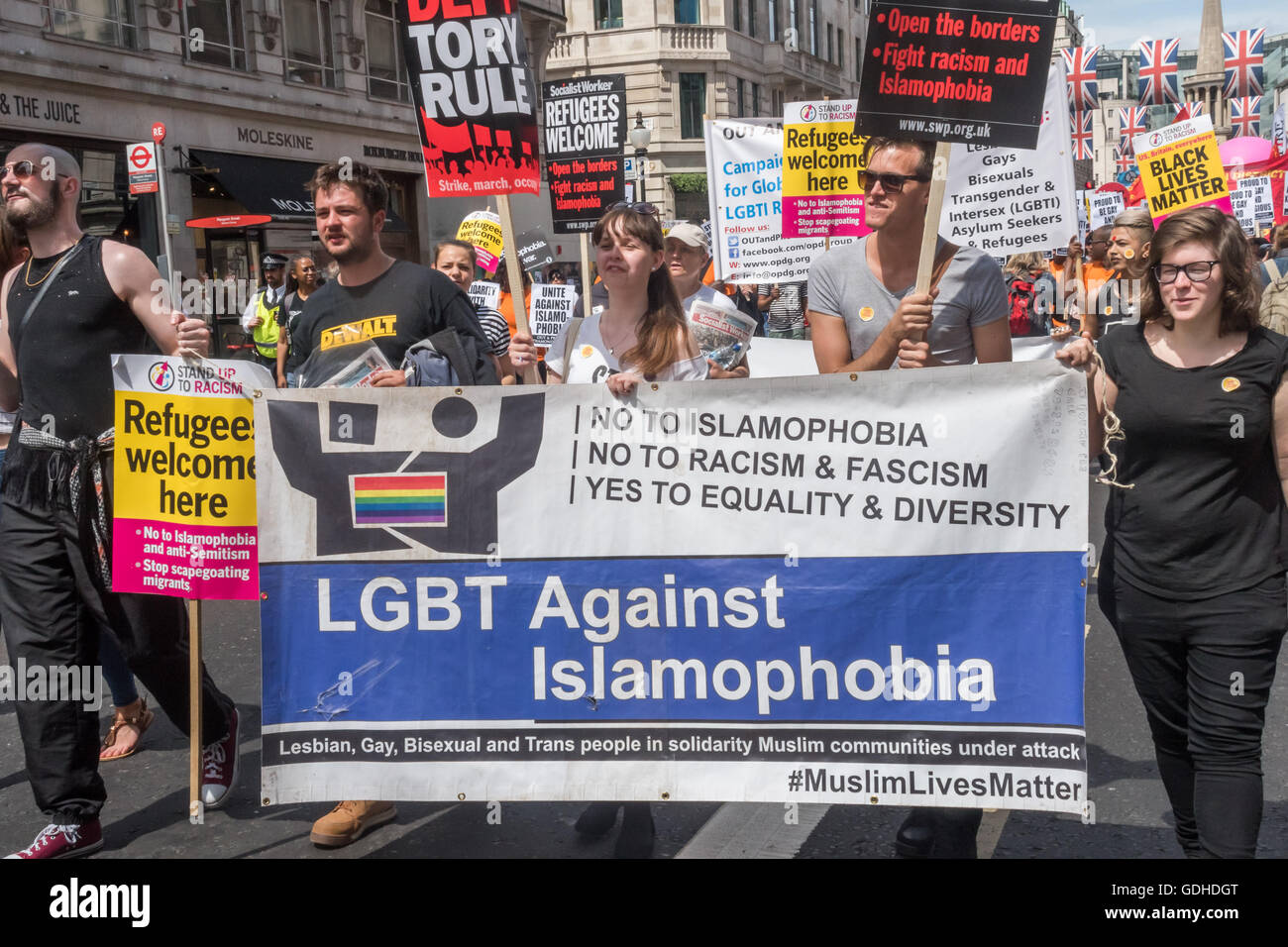 Londres, Royaume-Uni. 16 juillet 2016. La communauté LGBT contre l'Islamophobie banne sur la marche organisée par l'Assemblée du peuple et de se lever au racisme contre l'austérité et le racisme et l'appel pour les conservateurs d'être défait à une élection générale. La marche à l'extérieur de la BBC se sont réunis dans l'espoir qu'ils pourraient pour une fois couvrir une protestation britannique et beaucoup marcher correctement en charge de Jeremy Corbyn a montré que le prochain premier ministre. Peter Marshall/Alamy Live News Banque D'Images