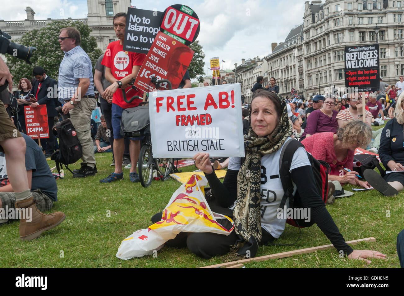 Londres, Royaume-Uni. 16 juillet 2016. Une femme est titulaire d'une affiche "Libre AB ! Encadrée par l'Etat britannique, se référant au chef de secte maoïste Aravindan Balakrishnan au rassemblement à la place du Parlement après la marche organisée par l'Assemblée du peuple et de se lever au racisme contre l'austérité et le racisme et l'appelant à l'élection et à bientôt vaincre les conservateurs. Peter Marshall/Alamy Live News Banque D'Images
