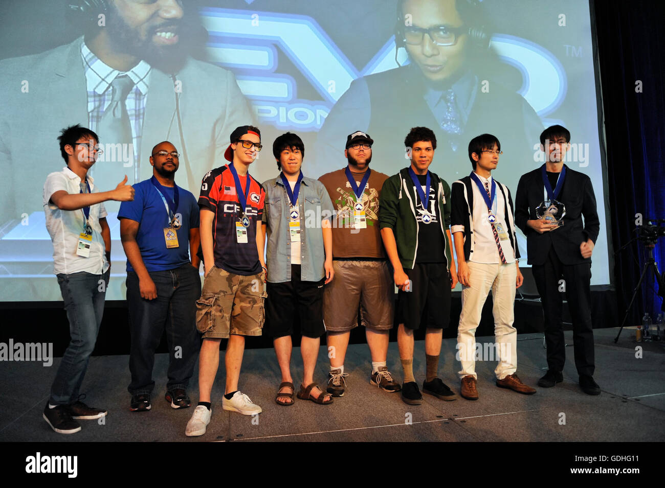 Las Vegas, Nevada, USA. 16 juillet, 2016. Les mondes plus grand tournoi de jeu de combat, de l'évolution (2016 EVO Championship Series) se tient au Centre des Congrès de Las Vegas sur les 15 et 16 juillet et la finale qui a eu lieu au Mandalay Bay Convention Hall le 17 juillet 2016. Les huit meilleurs joueurs de POKKEN à EVO 2016, Justin Wong gagnant sur la droite et les 7 finaliste. Credit : Ken Howard/Alamy Live News Banque D'Images