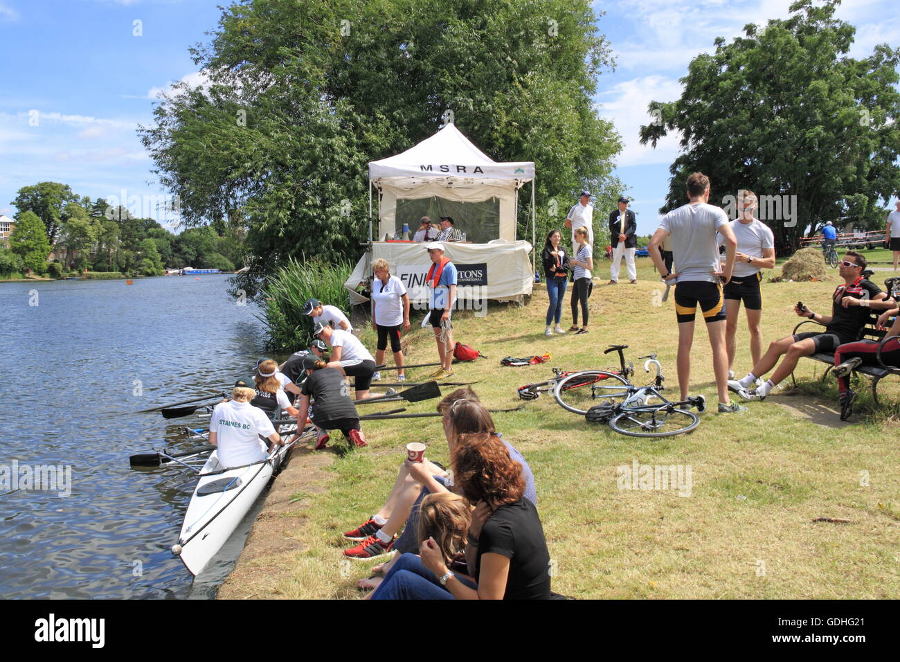 Staines Blades of Glory Explore lance. Molesey Amateur Regatta, 16 Juillet 2016, River Thames, Hurst Park Riverside, East Molesey, Près De Hampton Court, Surrey, Angleterre, Grande-Bretagne, Royaume-Uni, Royaume-Uni, Europe. Compétition annuelle d'aviron amateur et événement social créé en 1867. Crédit: Ian Bottle/Alay Live News Banque D'Images