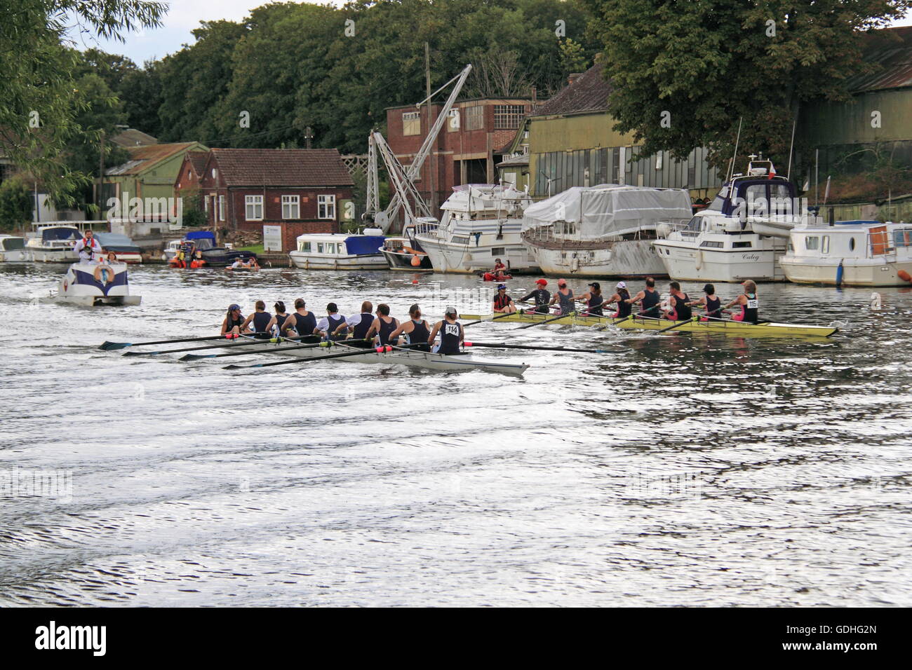 Weybridge Rowing Club (à gauche) et London Rowing Club Mx.MasA.8 + FINAL. Amateur régate, Molesey 16 juillet 2016, Tamise, Hurst Park Riverside, East Molesey, près de Hampton Court, Surrey, Angleterre, Grande-Bretagne, Royaume-Uni, UK, Europe. La compétition annuelle d'aviron amateur et événement social établi en 1867. Crédit : Ian bouteille/Alamy Live News Banque D'Images