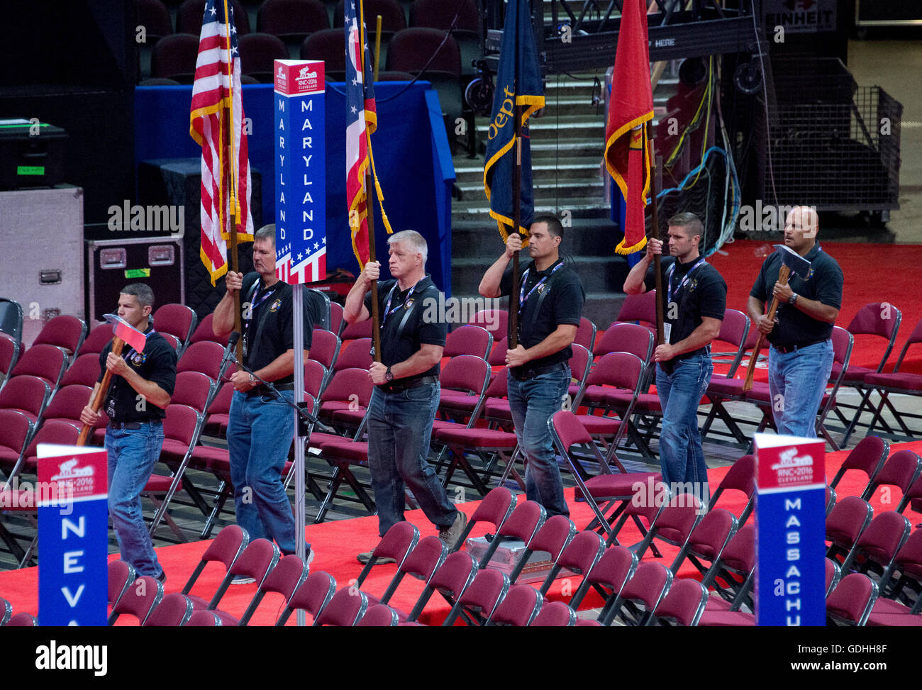 Cleveland, États-Unis. 15 juillet, 2016. Une couleur de leurs pratiques de protection sur le plancher de la Quicken Loans Arena avant le début de la convention le vendredi, Juillet 15, 2016. Credit : Ron Sachs/CNP (restriction : NO New York ou le New Jersey Journaux ou journaux dans un rayon de 75 km de la ville de New York) - AUCUN SERVICE DE FIL- © dpa/Alamy Live News Banque D'Images