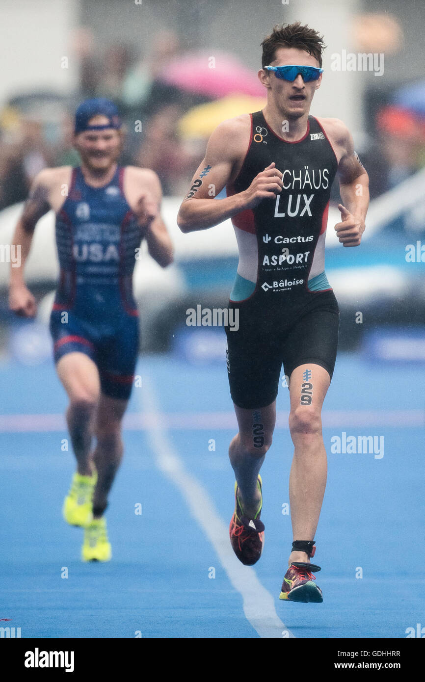 Hambourg, Allemagne. 16 juillet, 2016. Eric Lagerstrom (USA, l), Stefan Zachaeus (Luxembourg) en action à Hambourg, Allemagne, 16 juillet 2016. La Série mondiale de triathlon - Mens 7 activité a lieu. Photo : Lukas Schulze/dpa/Alamy Live News Banque D'Images